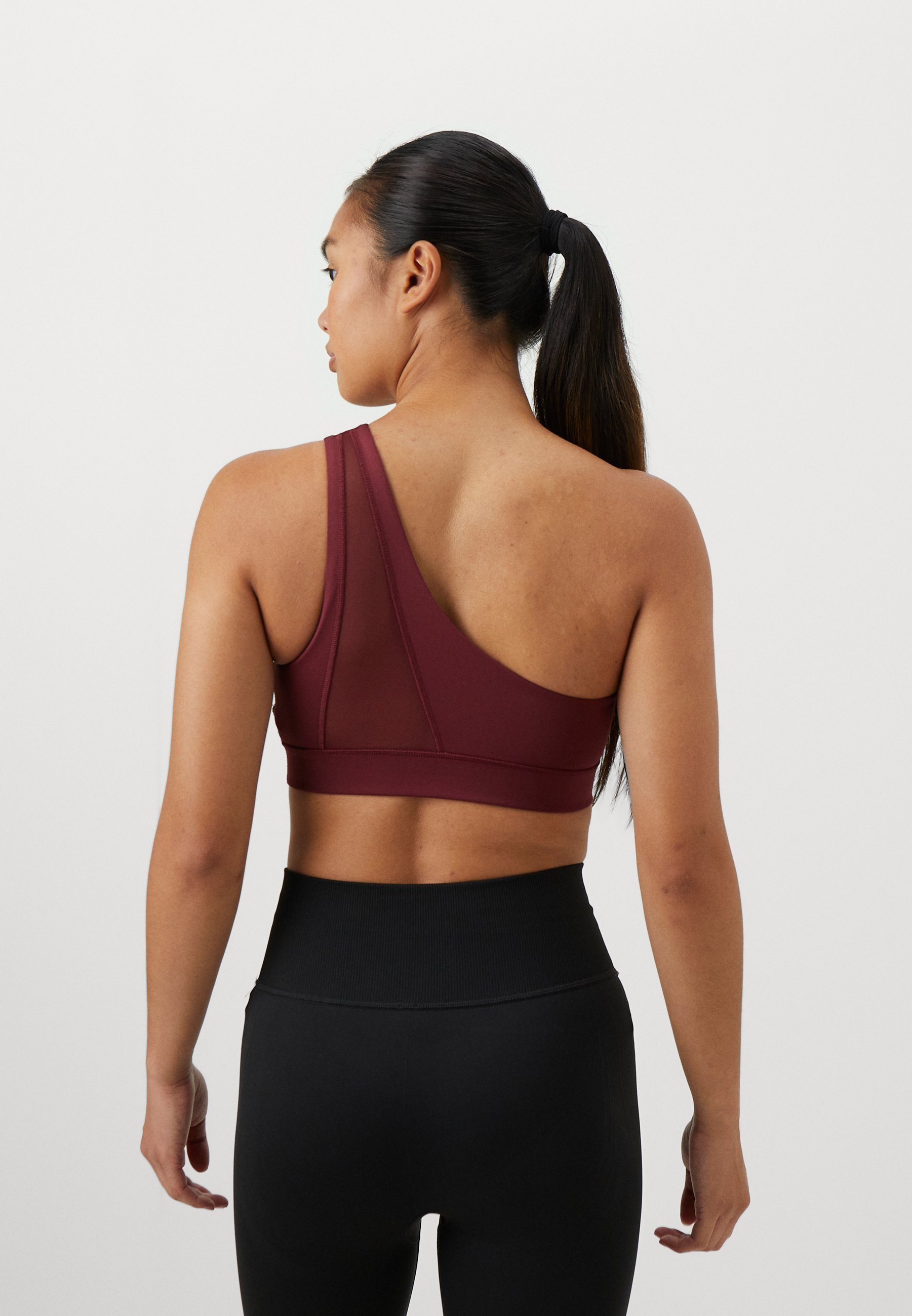 Puma BRA ONE SHOULDER - Kevyttä tukea tarjoava urheiluliivit - rubiininpunainen