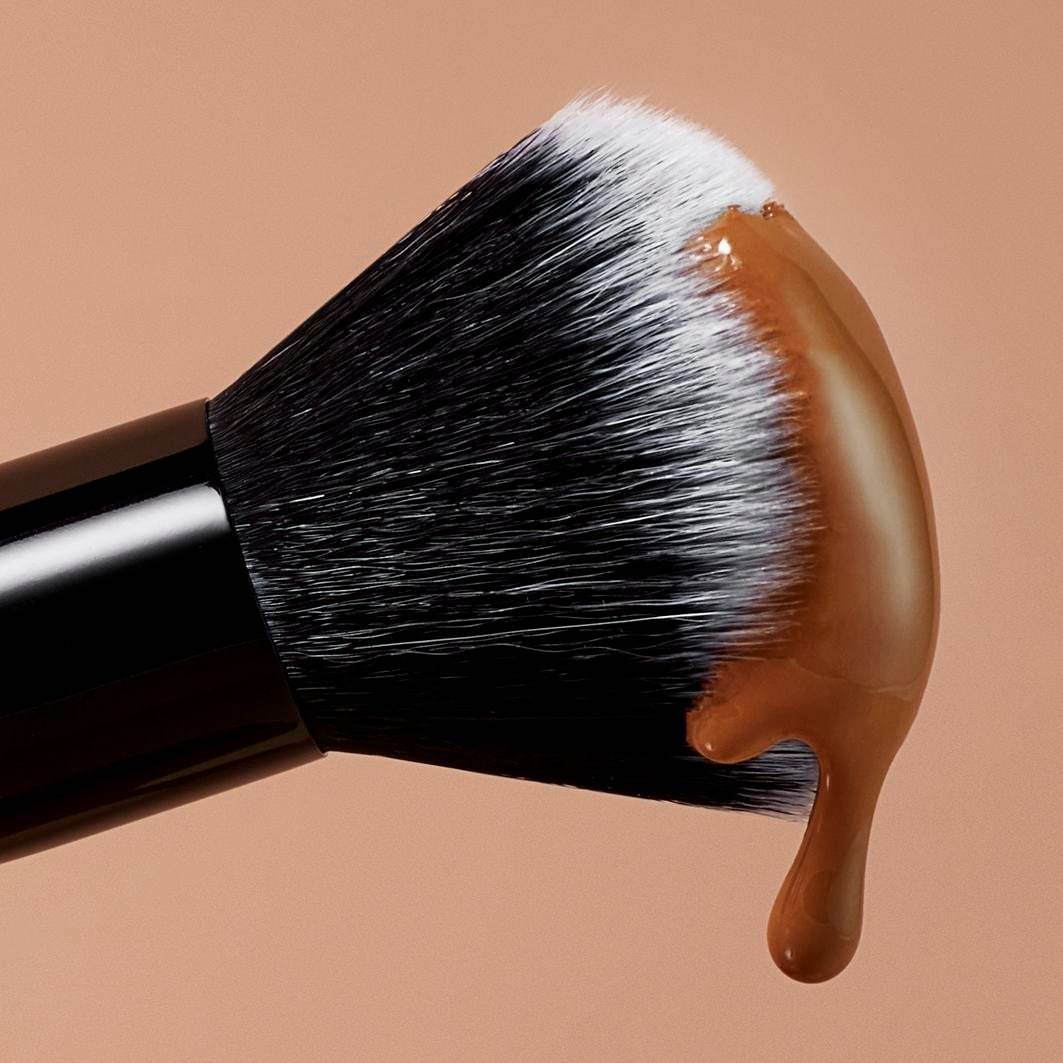 elf Cosmetics četkica za korektor, dvostruka četkica za ten – 1 komad