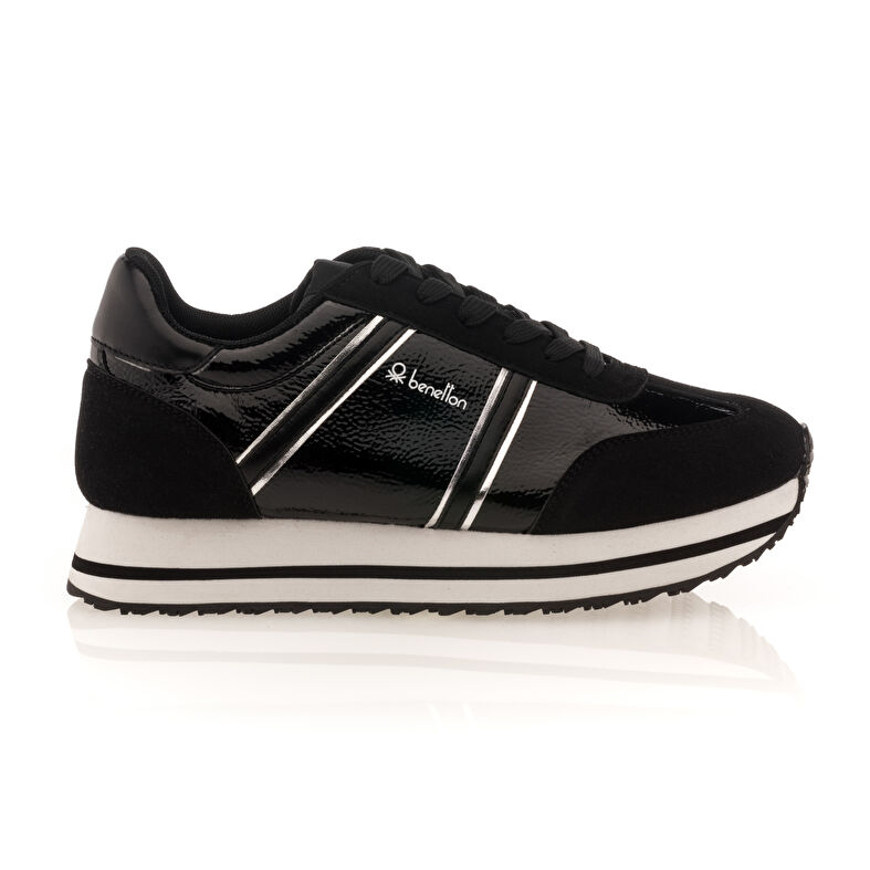 Zapatillas deportivas para mujer en color negro.