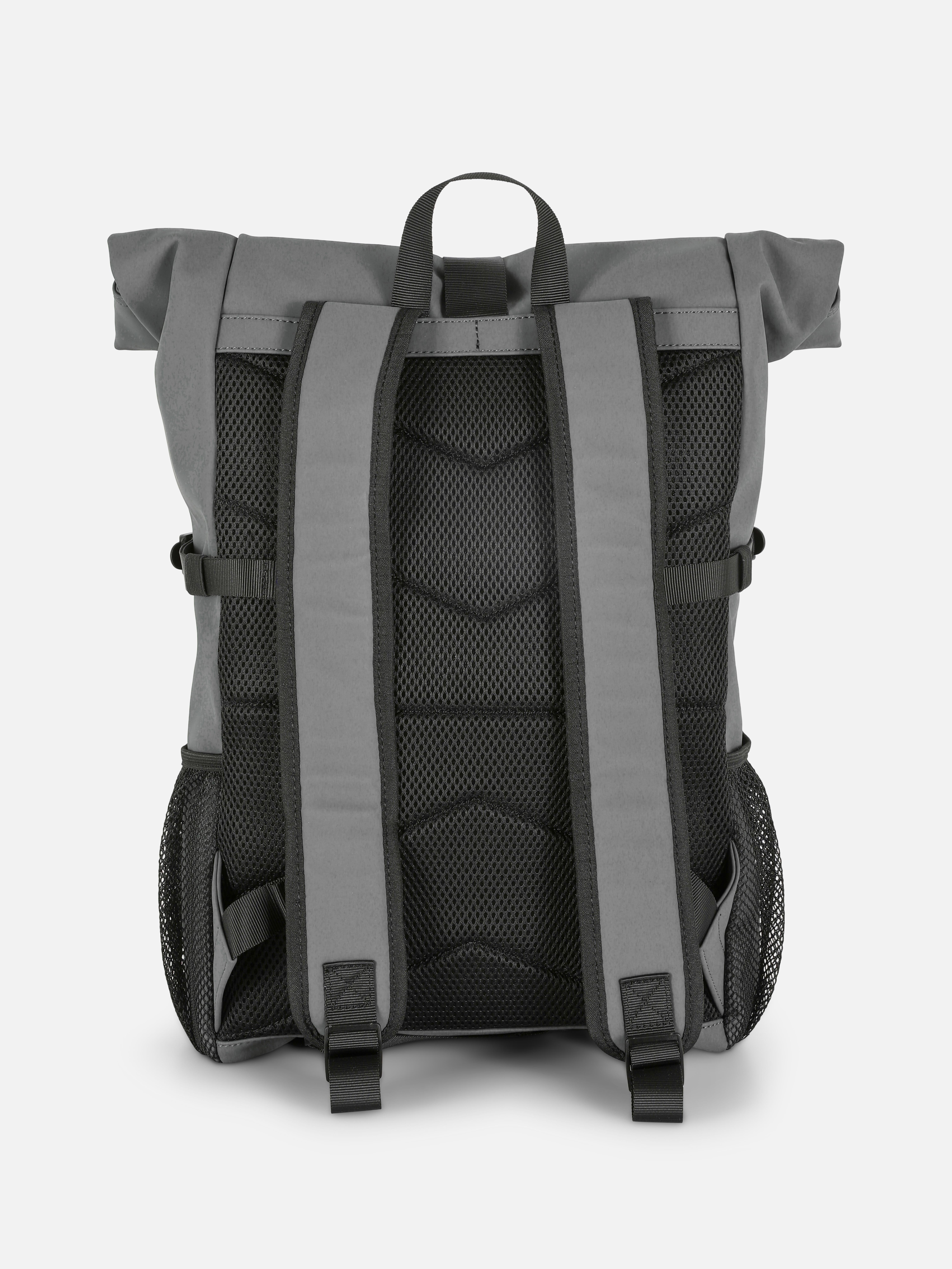 Gummirucksack mit Rollverschluss. Dieser Rucksack mit Außentaschen, gepolsterten Tragegurten, Netzrücken und Rollverschluss ist sehr praktisch.