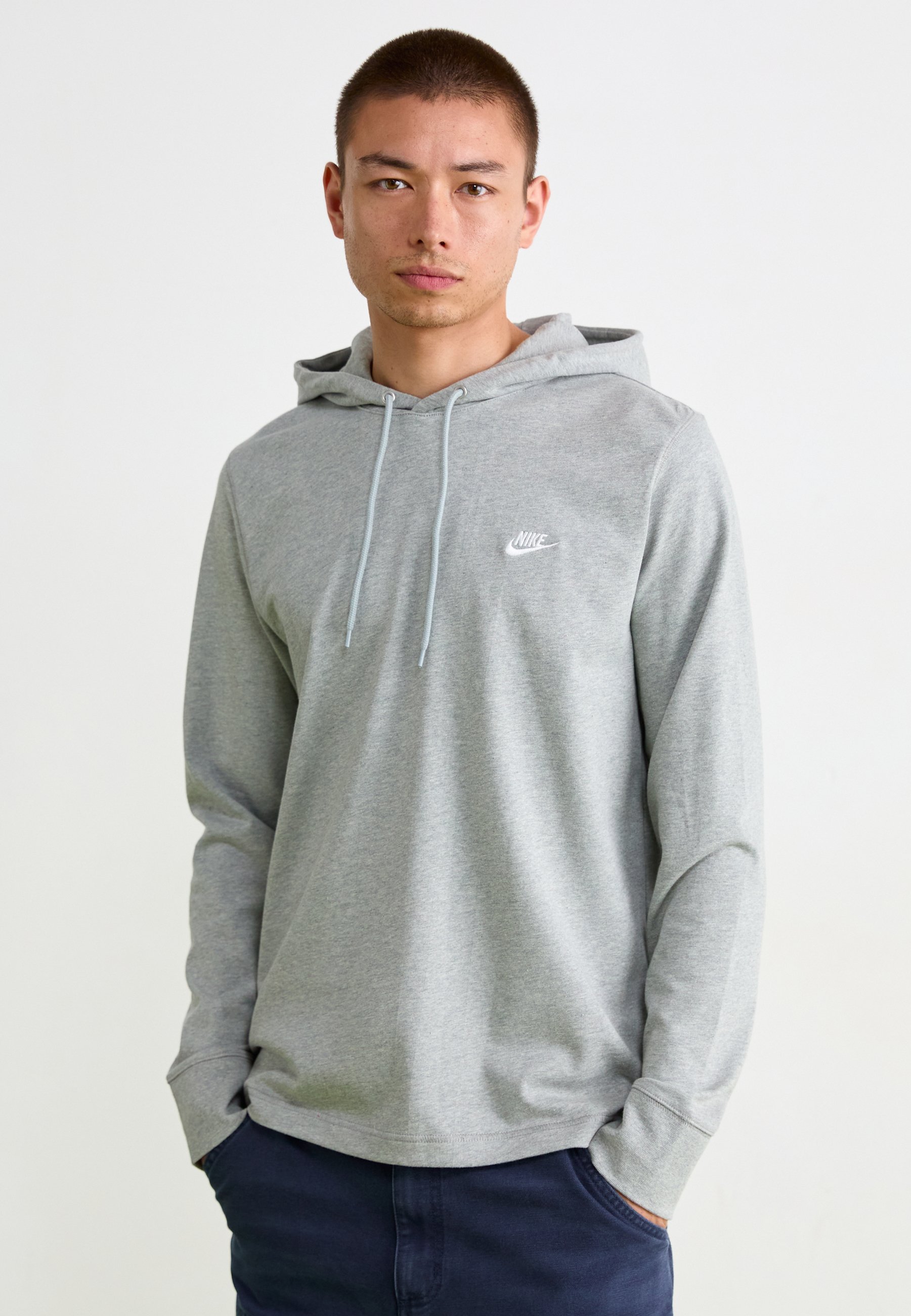 Nike spordirõivaste kapuutsid