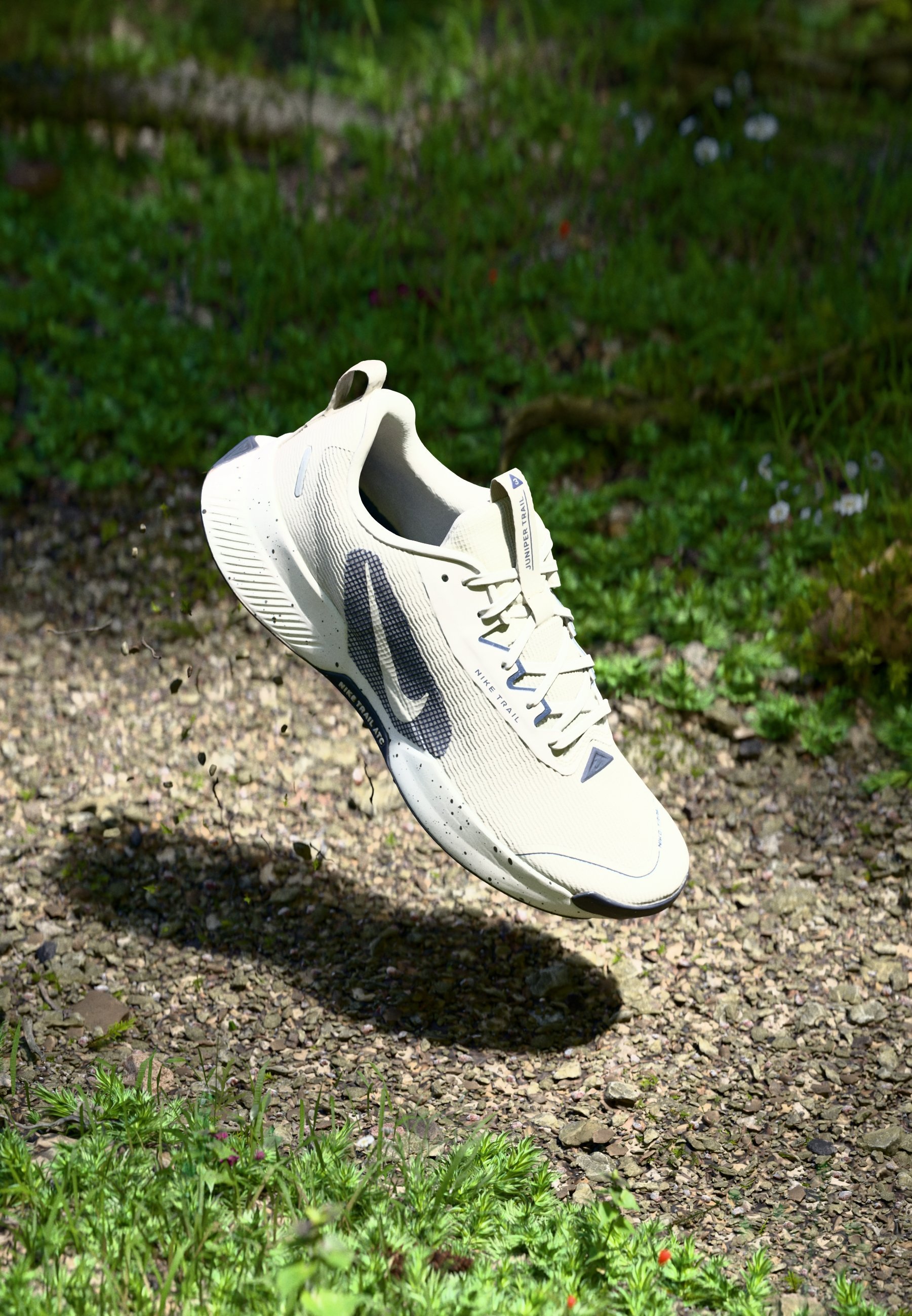 Chaussures de trail Nike Performance JUNIPER 3 - Os clair/Bleu marine/Blanc sommet