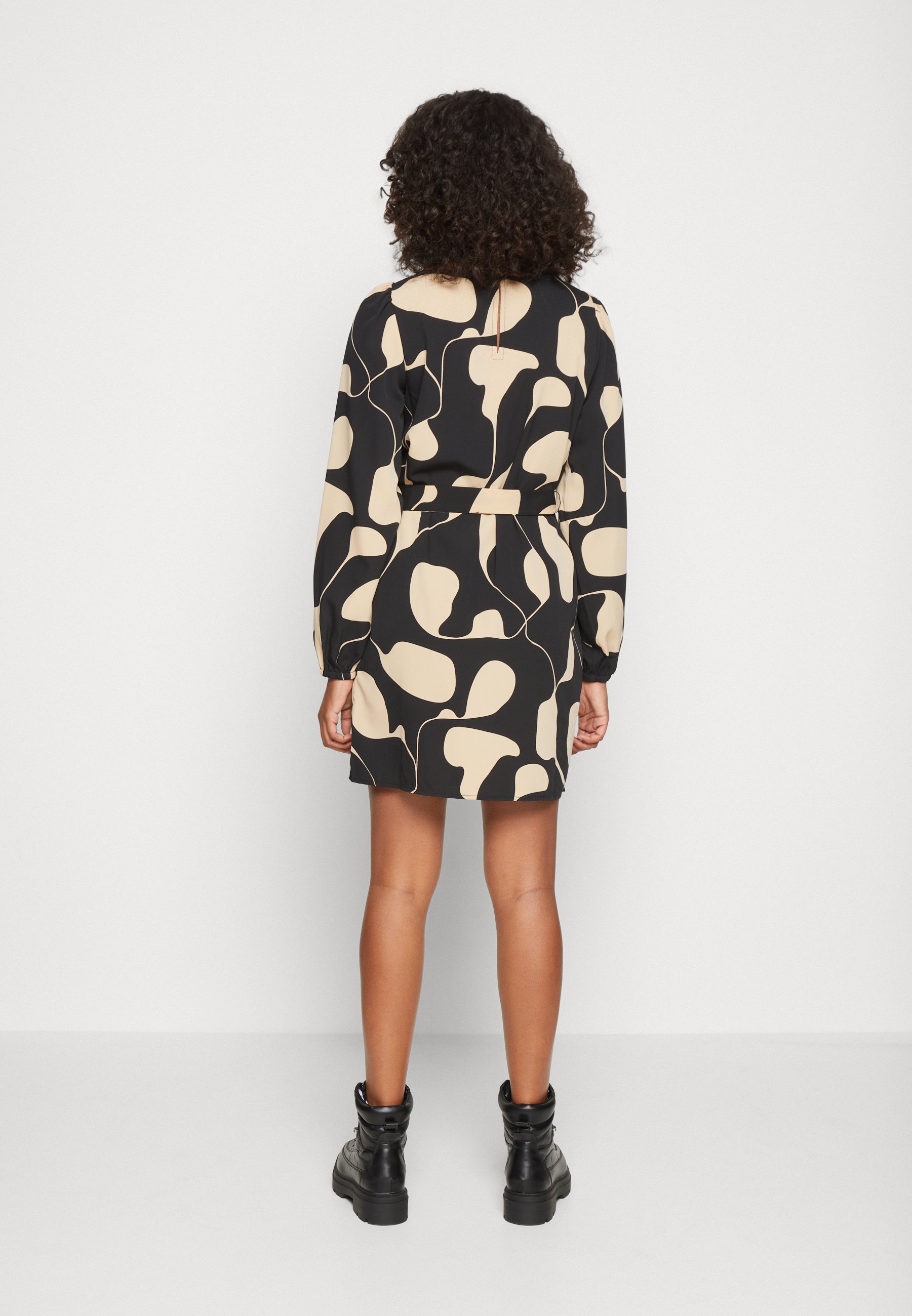 Robe courte Vero Moda VMLYDIA - Robe de jour - noir/lin