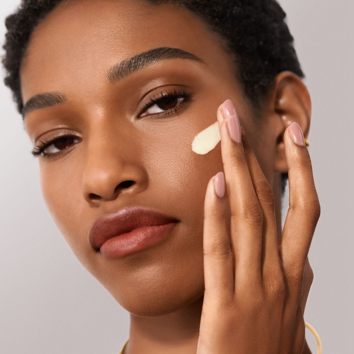 Bobbi Brown hidratantni serum, serum za zaglađivanje obogaćen vitaminima – 30 ml