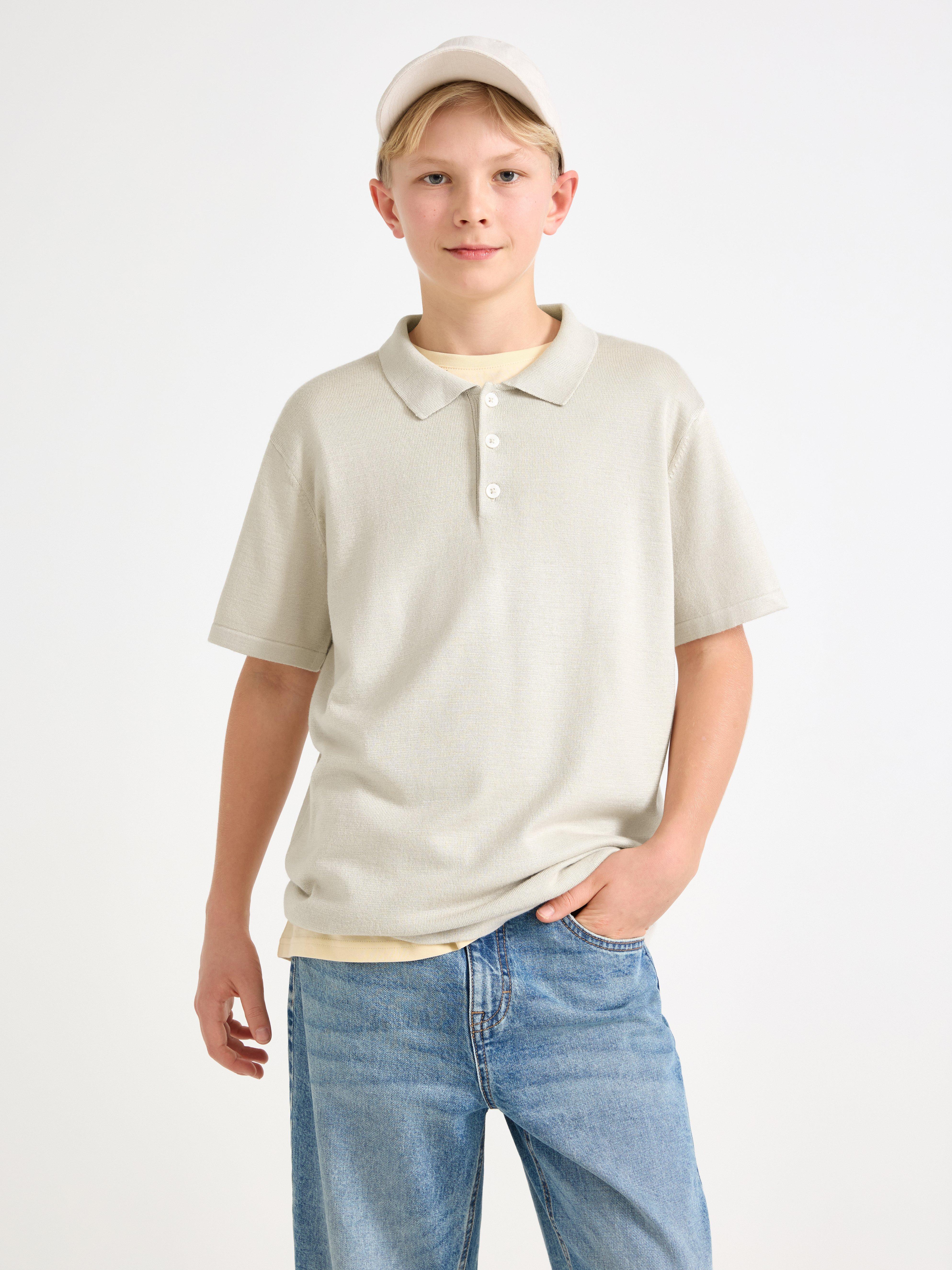 Camisa polo de malha fina, cor branco escuro acinzentado