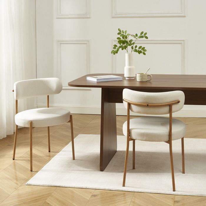 Juego de 2 sillas NOA en tela beige con patas de metal y acabado de madera.