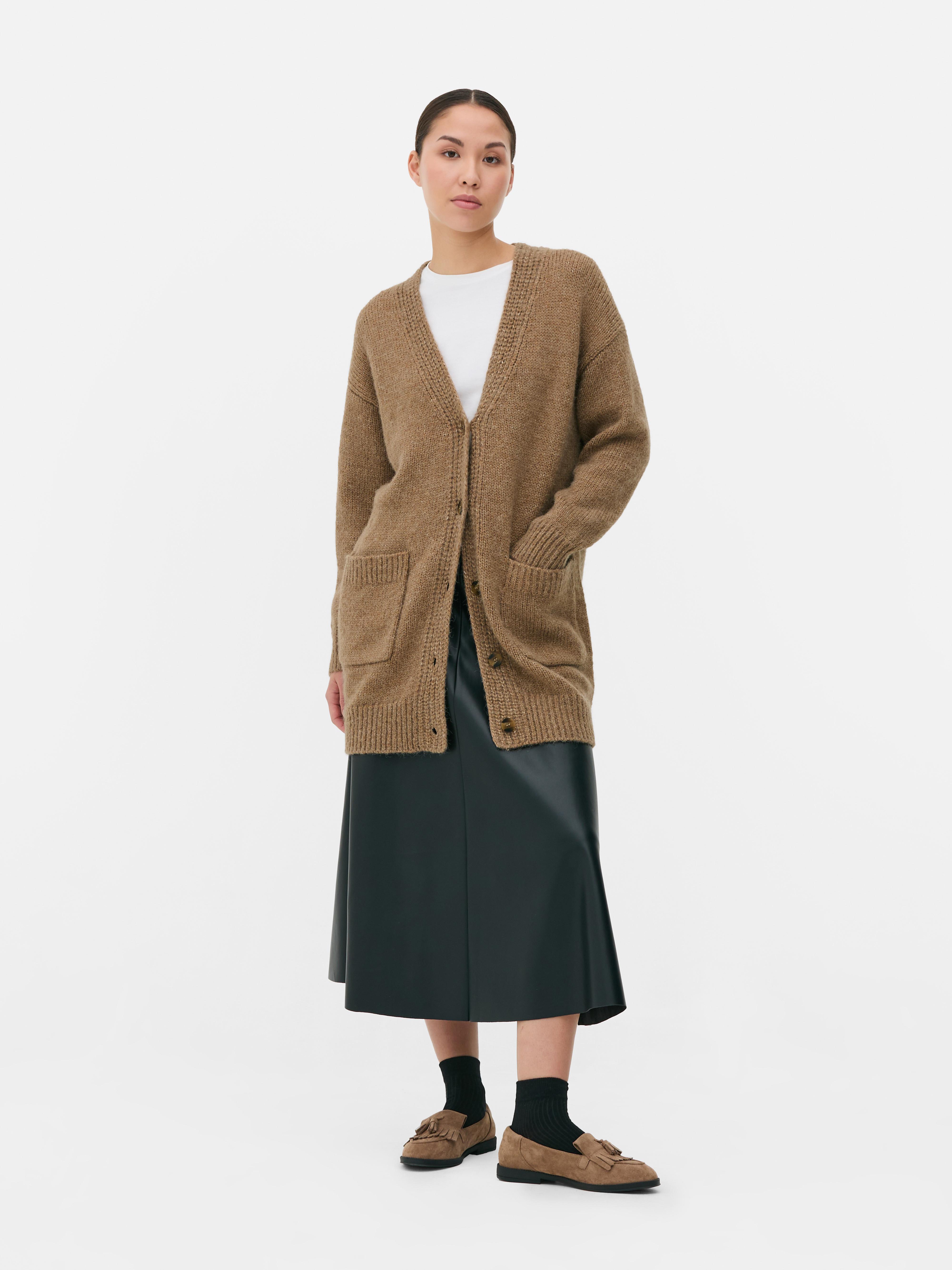 Gilet long oversize en maille. Ce gilet long à la coupe oversize présente un col en V et des poches plaquées.