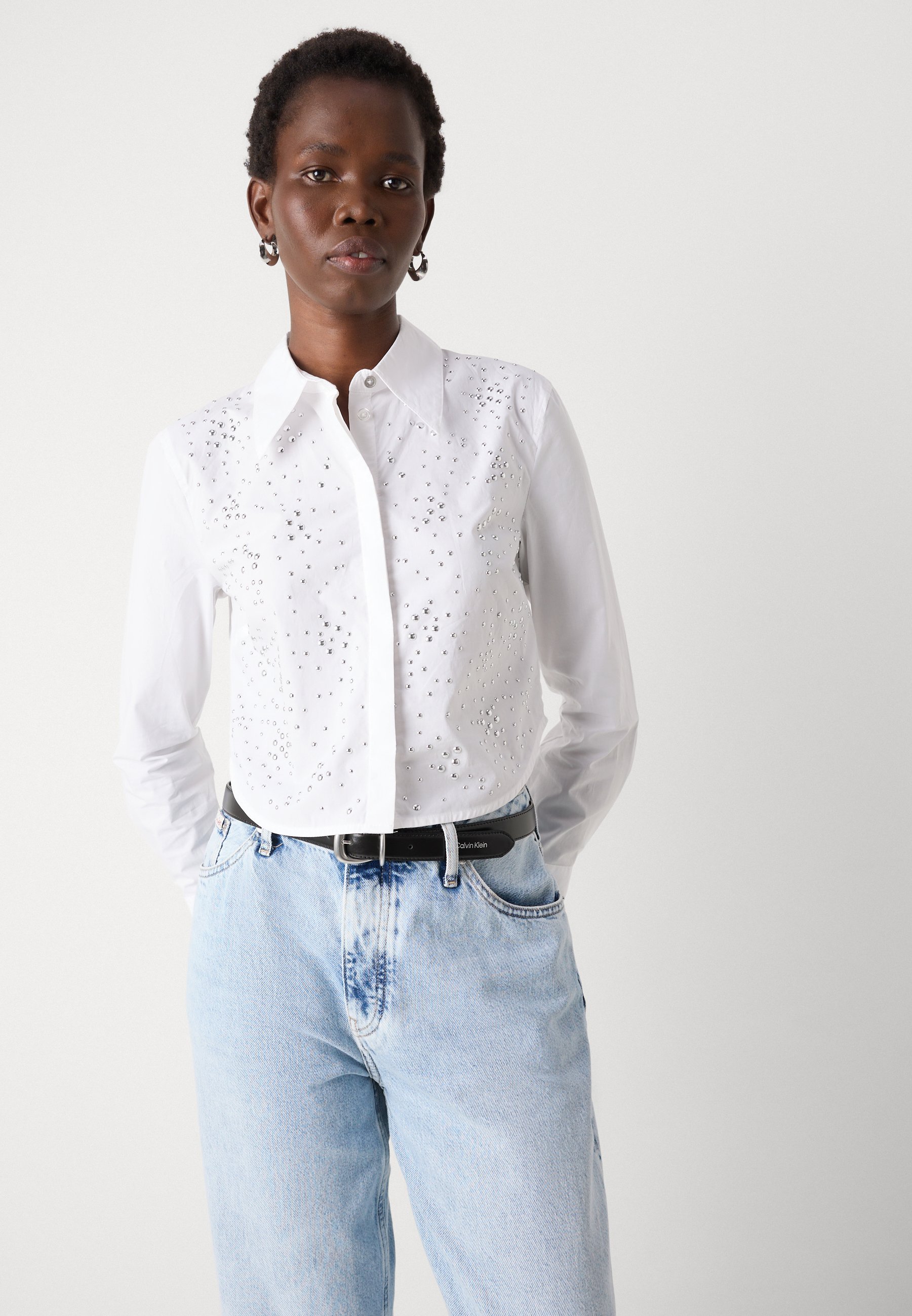 DKNY CROPPED COVERED PLACKET BUTTON FRONT SHIRT STUD EMBELLISHMENT - Halenka s knoflíky - white