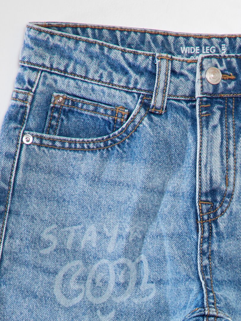 Calça jeans de perna larga com estampa de etiquetas - AZUL