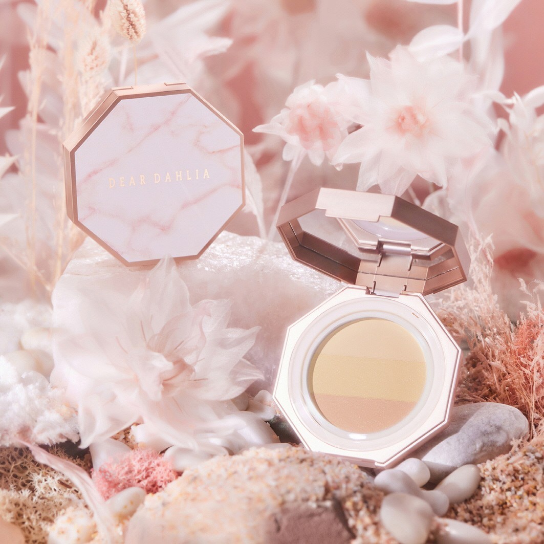 Dear Dahlia Sheer light finishing powder