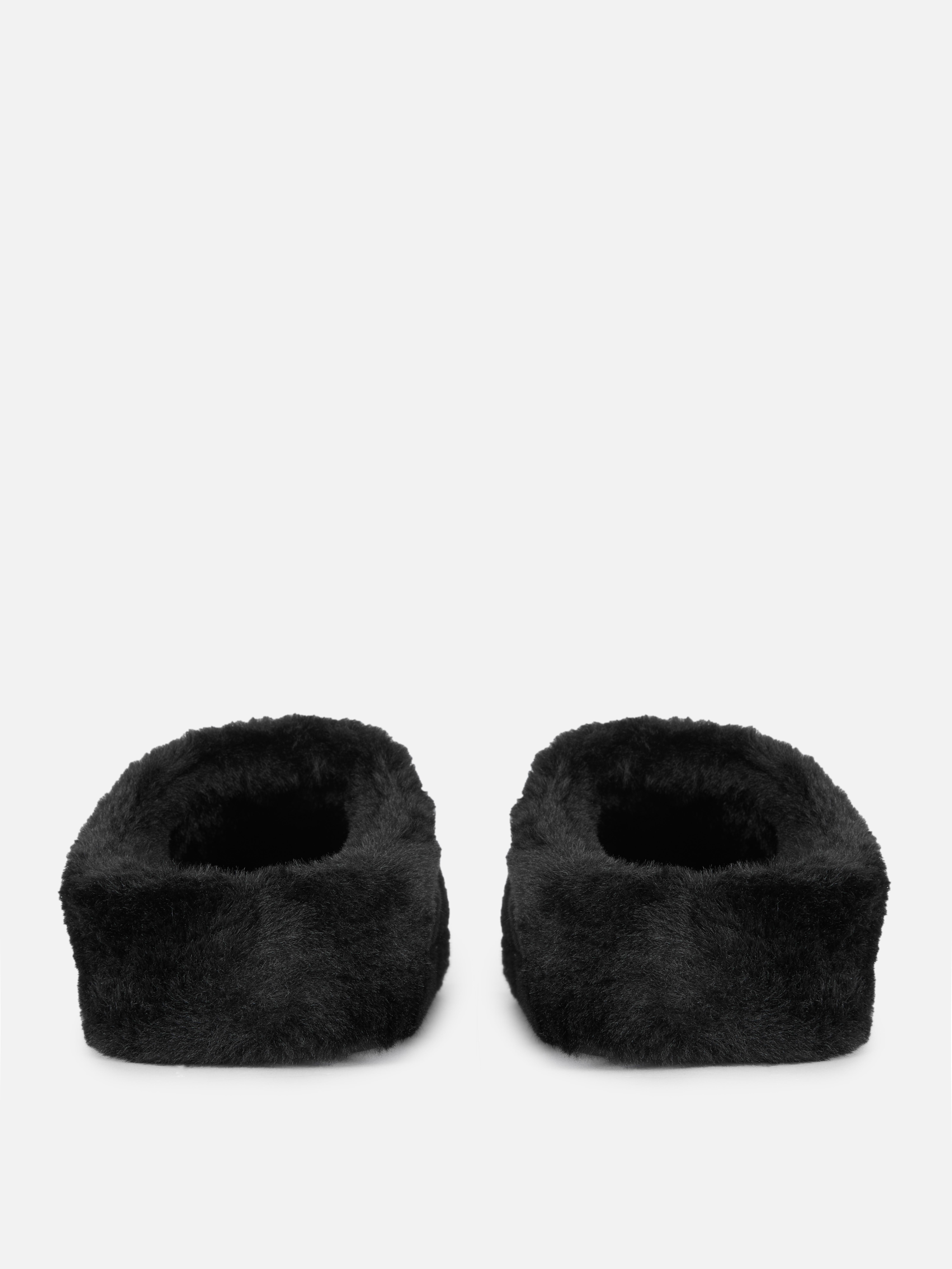 Papuci din blană artificială. Atingeți un nou nivel de confort cu aceste slip-ons pufoase.