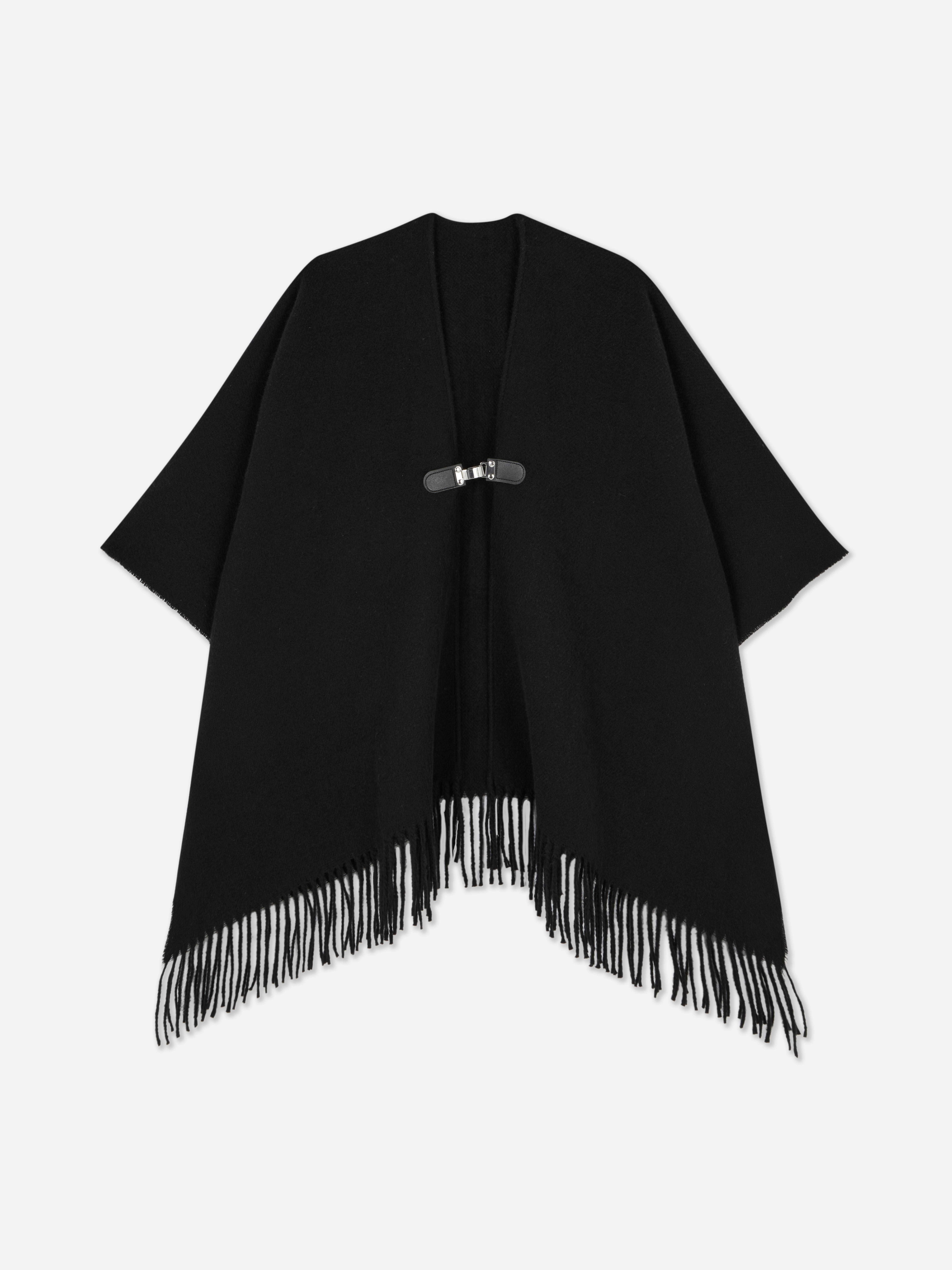 Cape-Schal mit Hakenverschluss. Schöner, warmer, drapierter Cape-Schal mit Kapuze und Fransen.