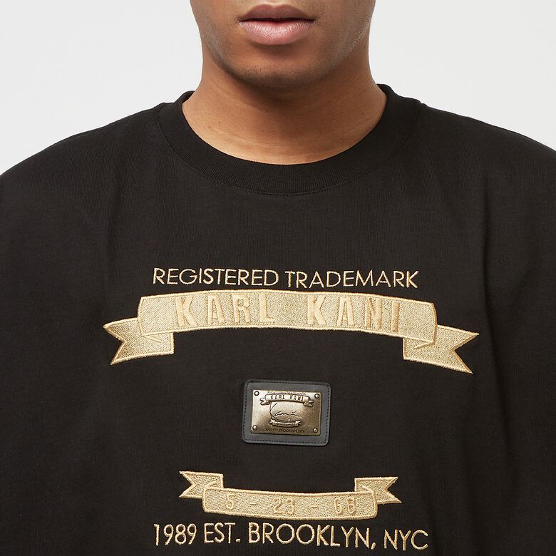 Camiseta cuadrada con placa metálica