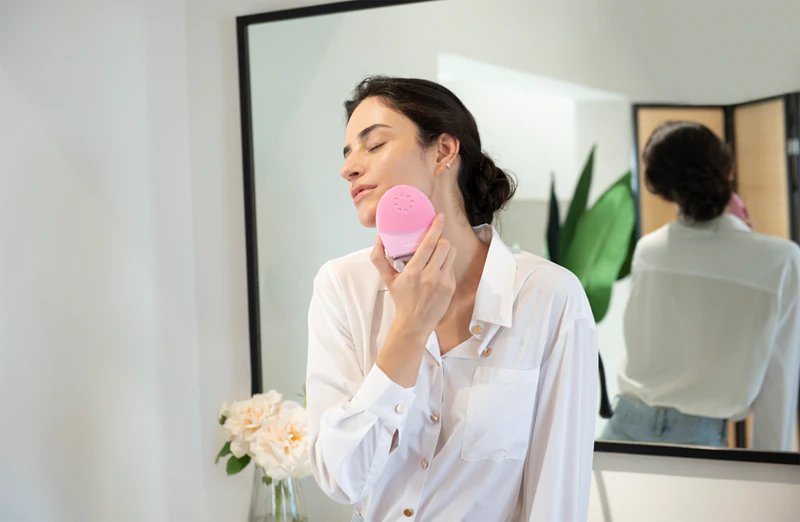 Escova sônica FOREO LUNA™4 Plus com função de massagem termofirmante