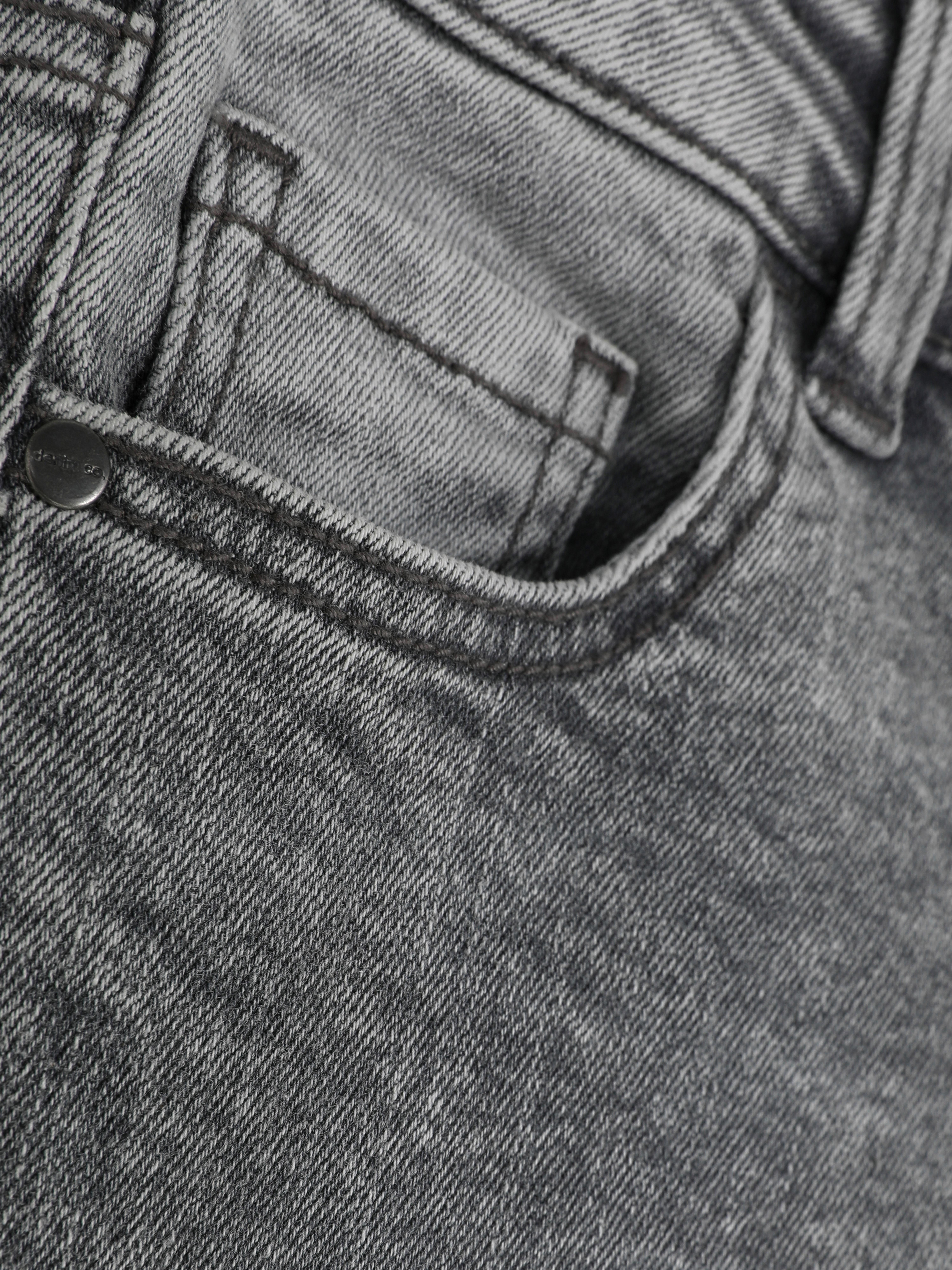Schmal geschnittene Jeans für Jungen. Eine coole, schmal geschnittene Jeans mit Gürtelschlaufen und Knöpfen vorne.
