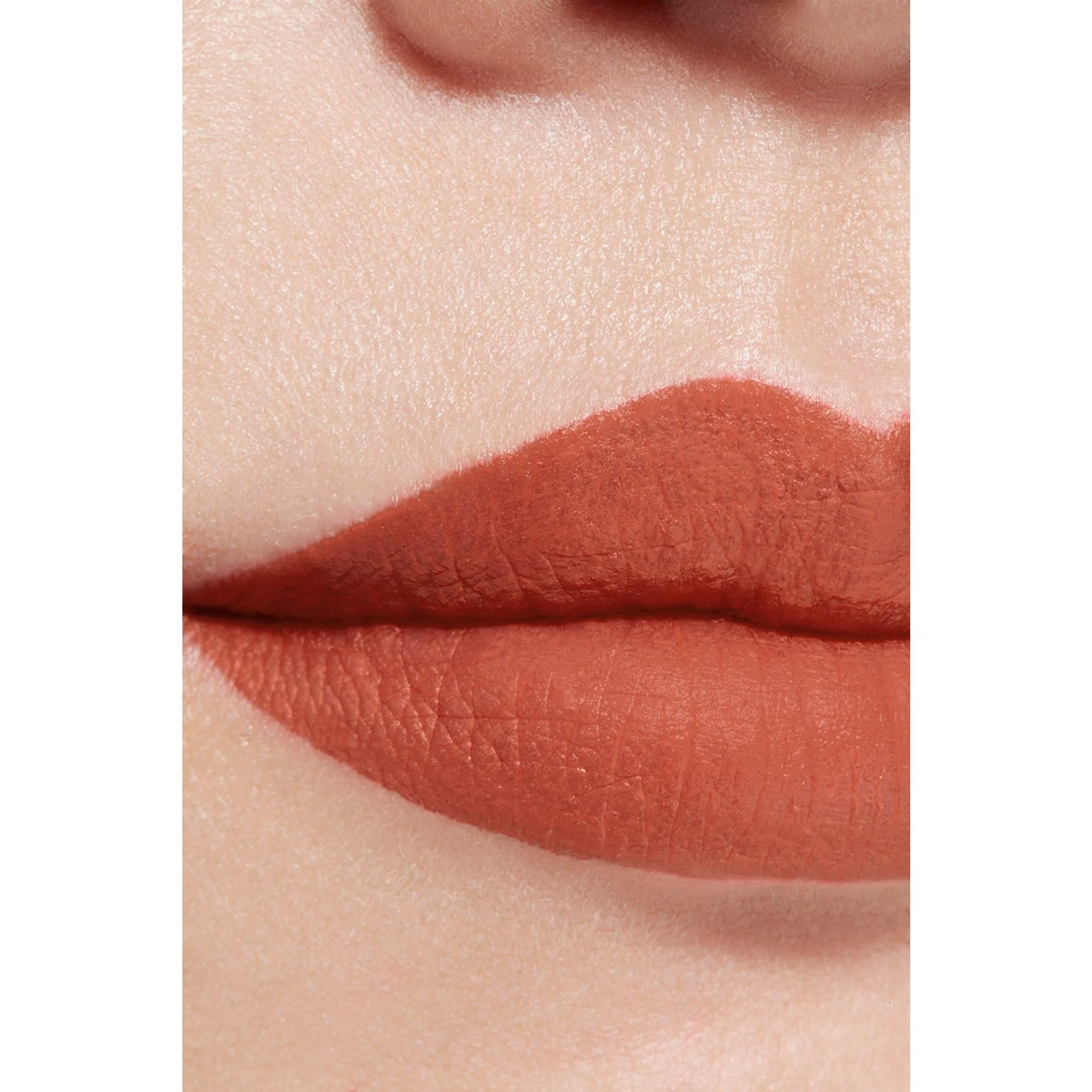 ROUGE ALLURE LIQUID VELVET - IL ROSSETTO FLUIDO OPACO INTENSO ULTRA-TENUTA