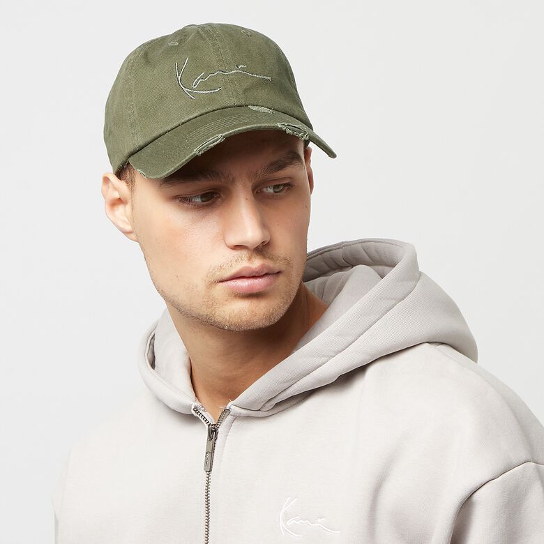 Cappellino con ricamo firmato, danneggiato e lavato