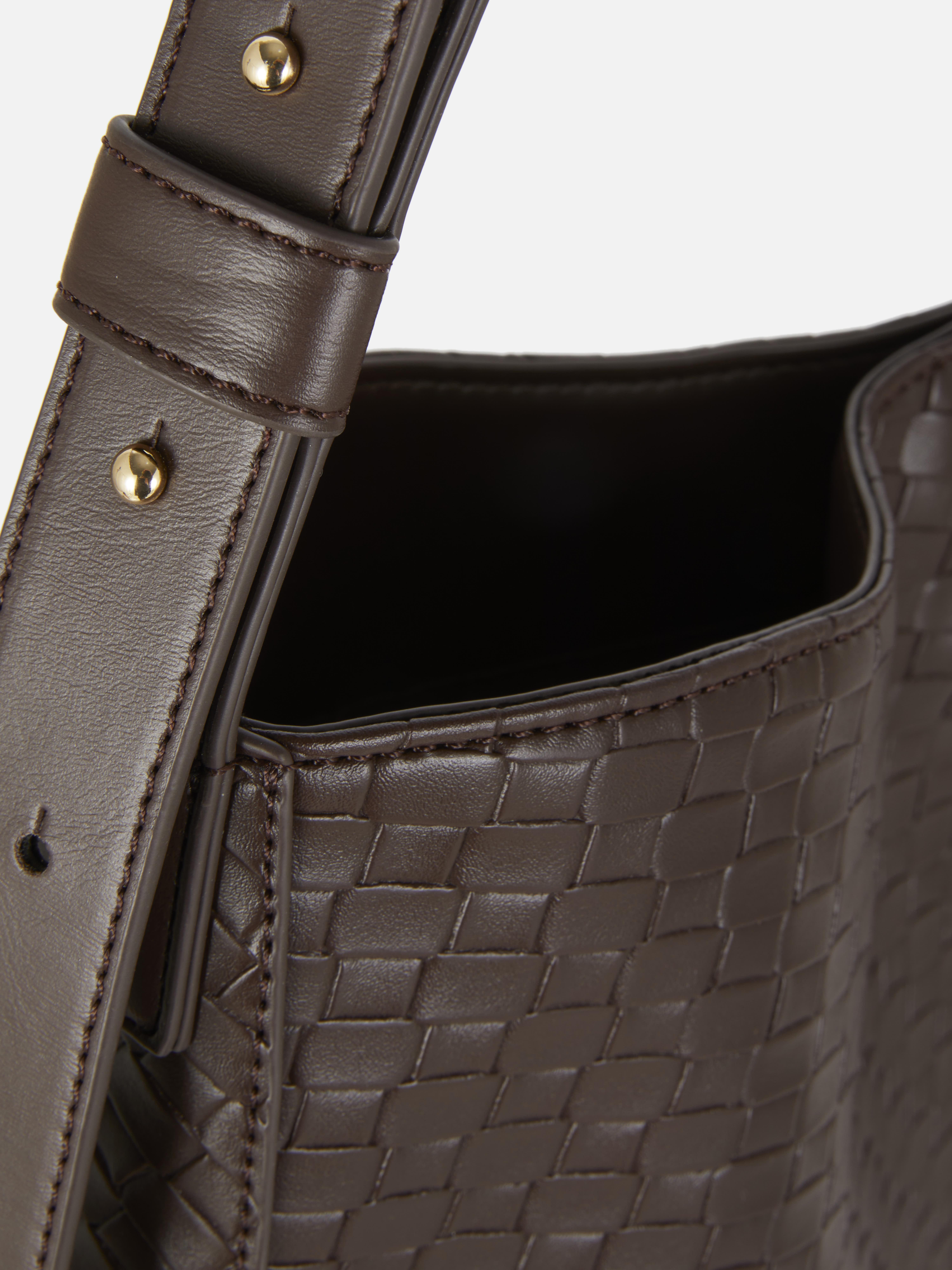 Geschmeidige, gewebte Shopper-Tasche von Paula Echevarría. Eine geräumige, gewebte Schultertasche mit geschmeidiger Form für den täglichen Gebrauch.