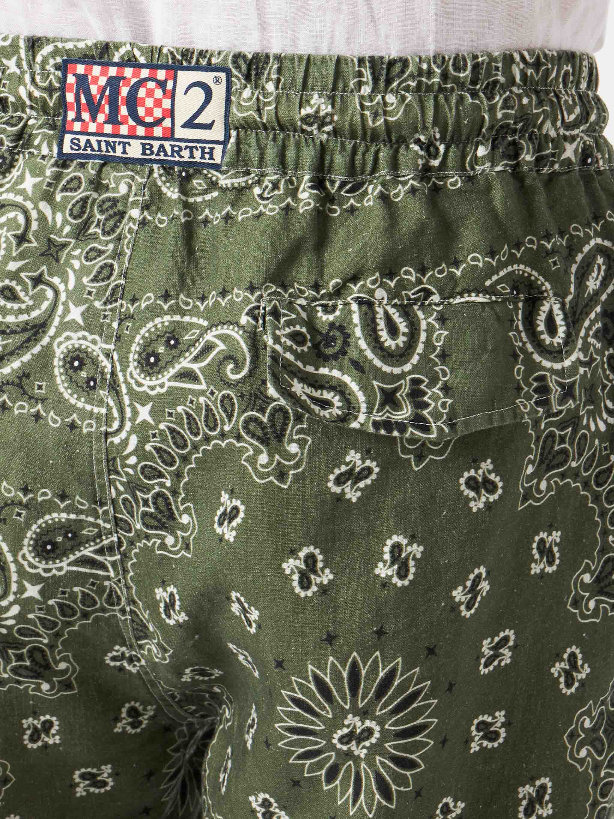 Militairgroene linnen herenshorts met bandana-print