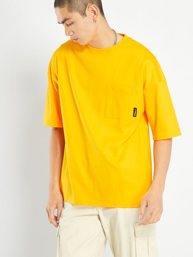 Camiseta com bolso no peito - AMARELA