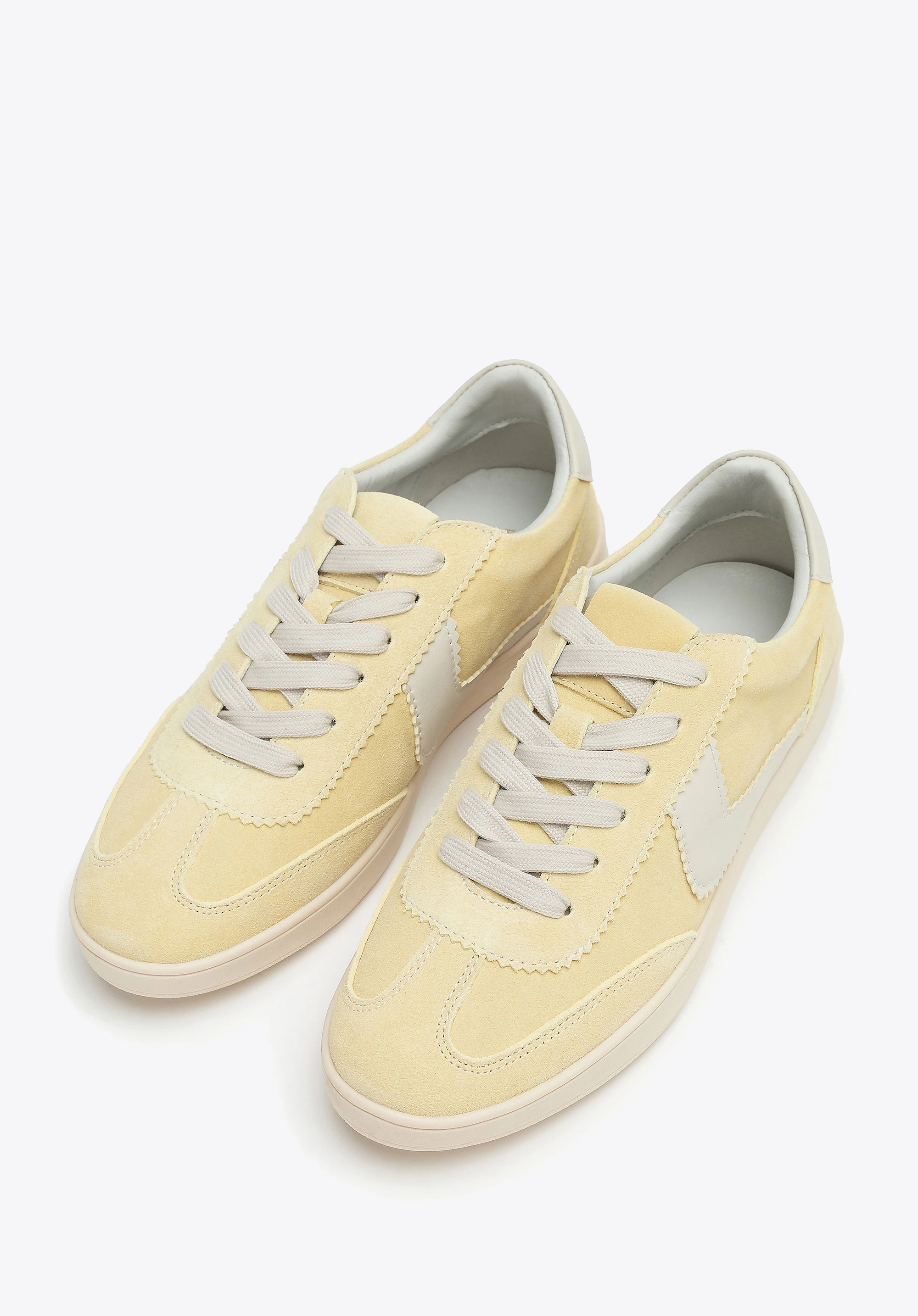 Zamszowe sneakersy z kontrastowymi wstawkami z ekoskóry żółto - białe