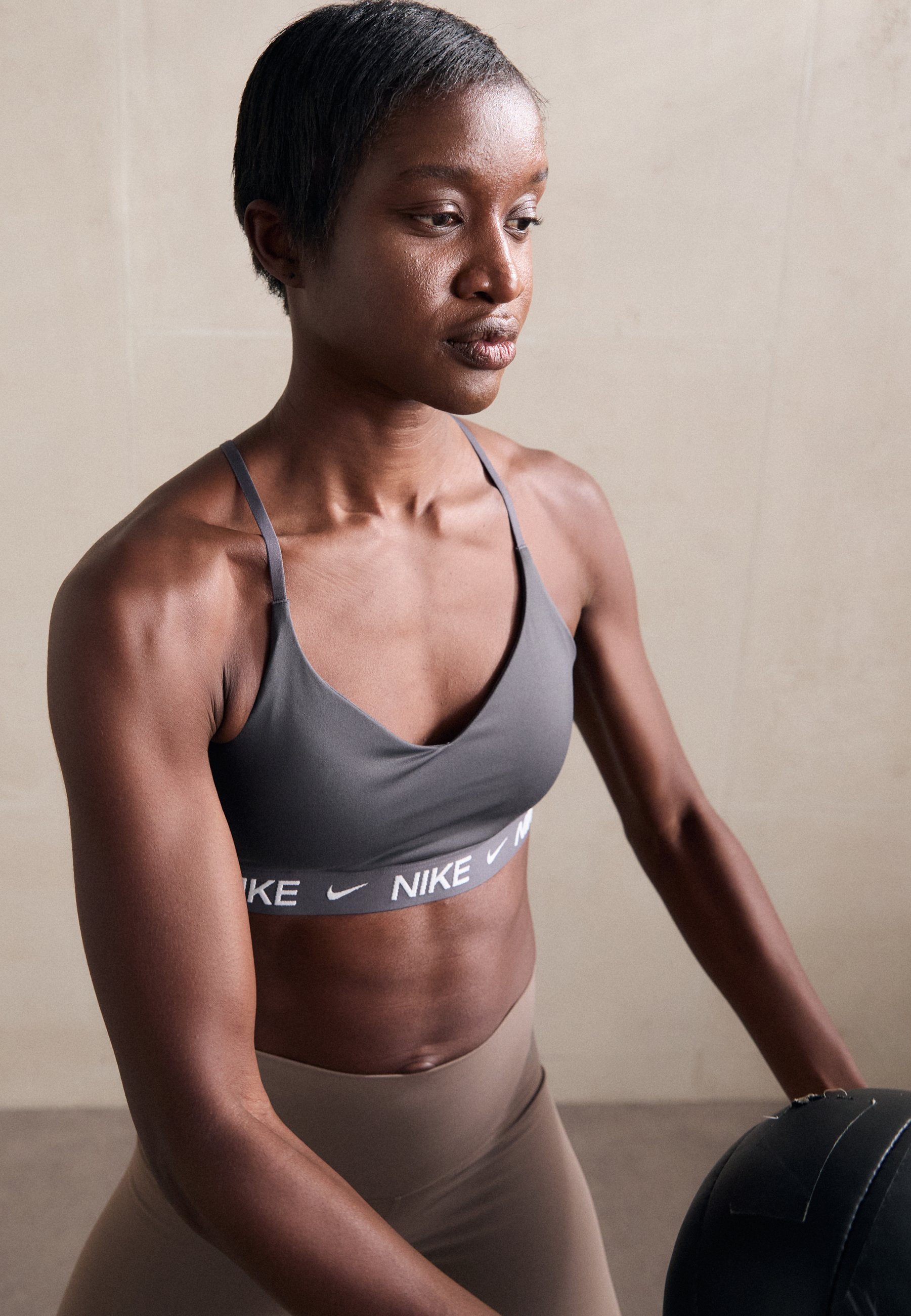 Soutien-gorge de sport Nike Performance INDY BRA - Maintien léger - Gris orage