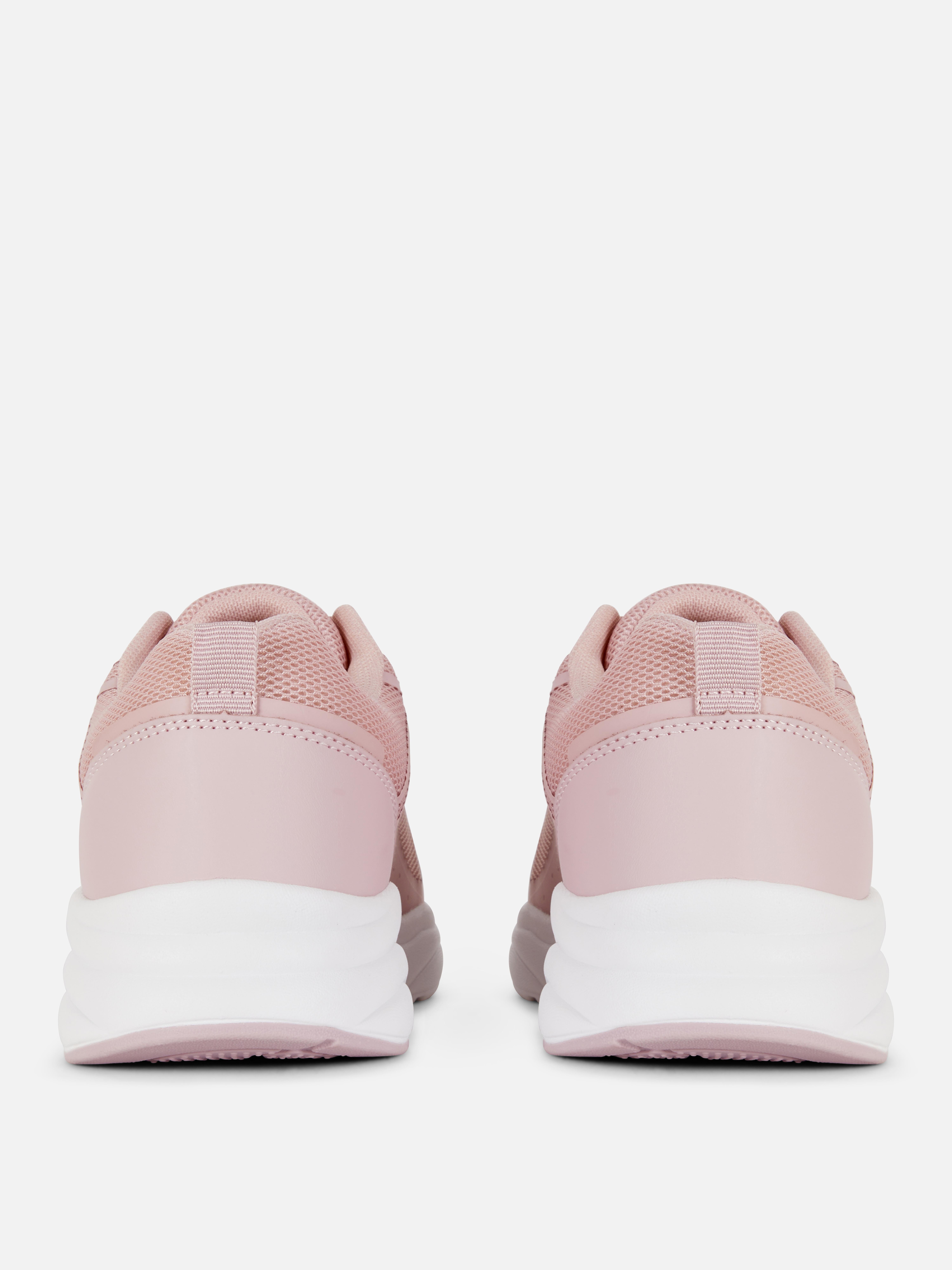 Sneaker mit Mesh-Obermaterial und dicker Sohle. Ein lässiger Schuh für jeden Tag.
