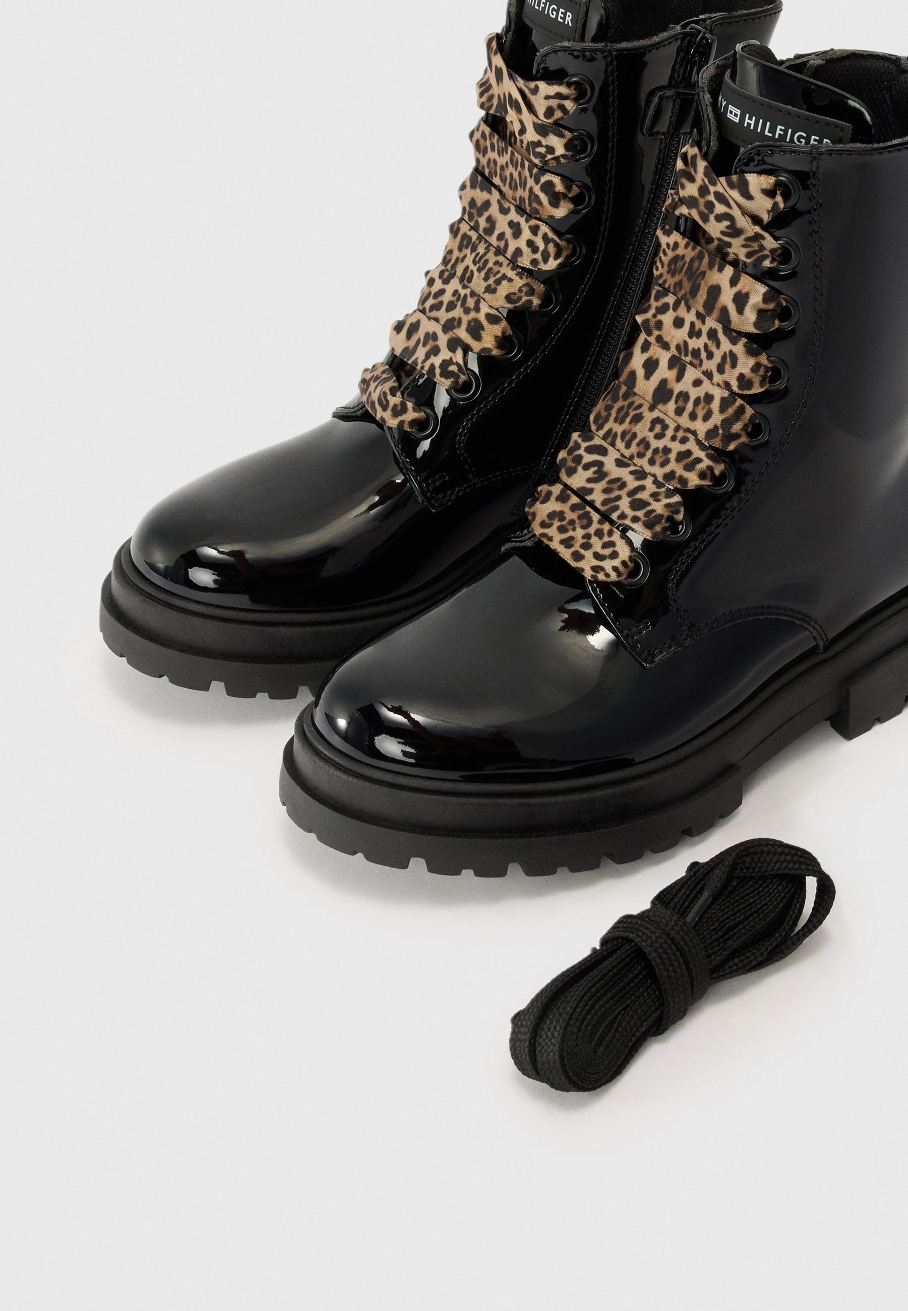 Stivaletti stringati Tommy Hilfiger KESSY UNISEX - neri