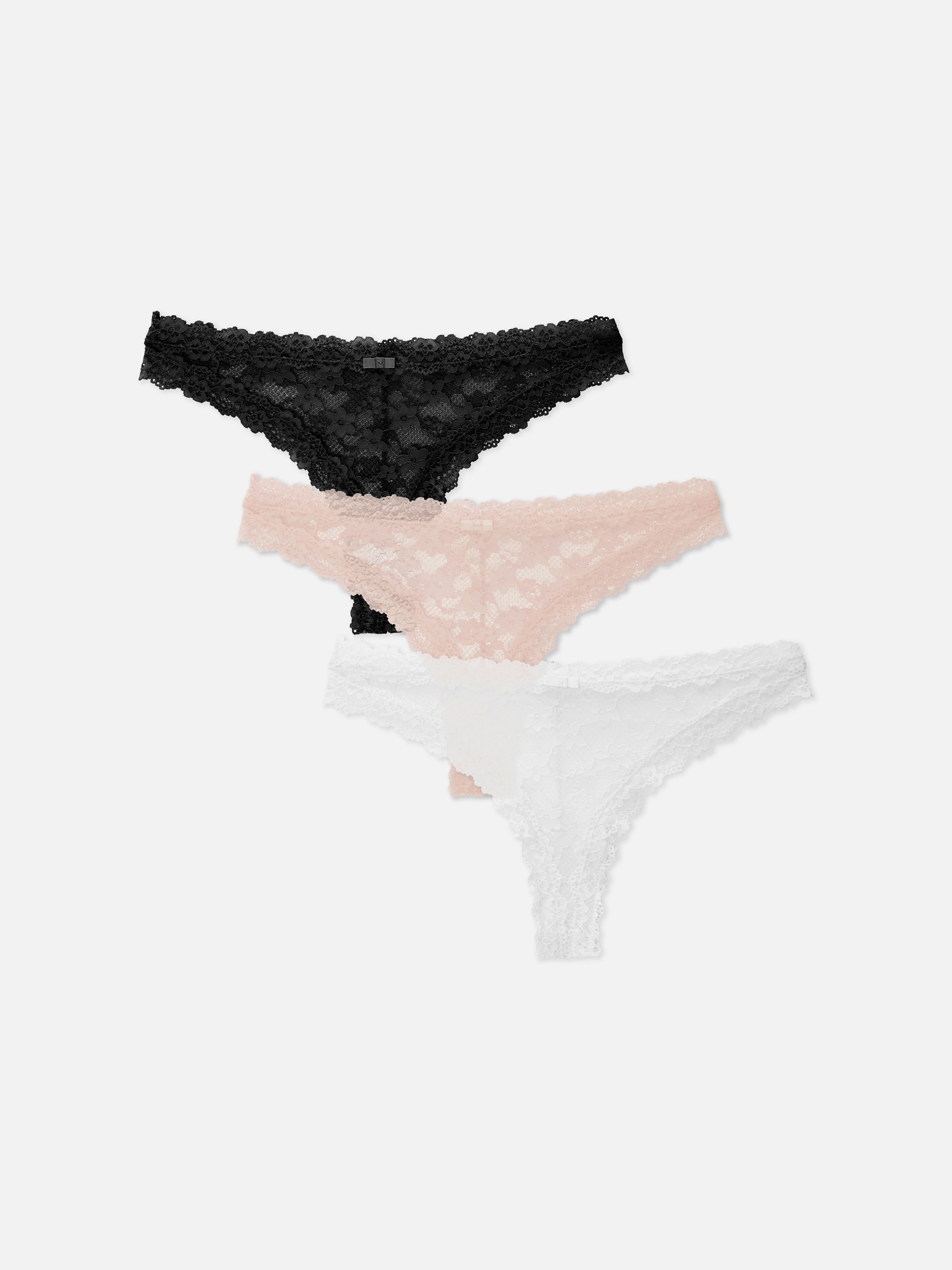 String brésilien en dentelle, lot de 3. Un ensemble de trois strings brésiliens à motifs en dentelle.