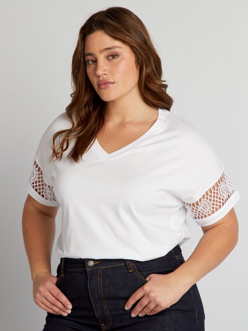 T-shirt met V-hals en geperforeerde mouwen - wit