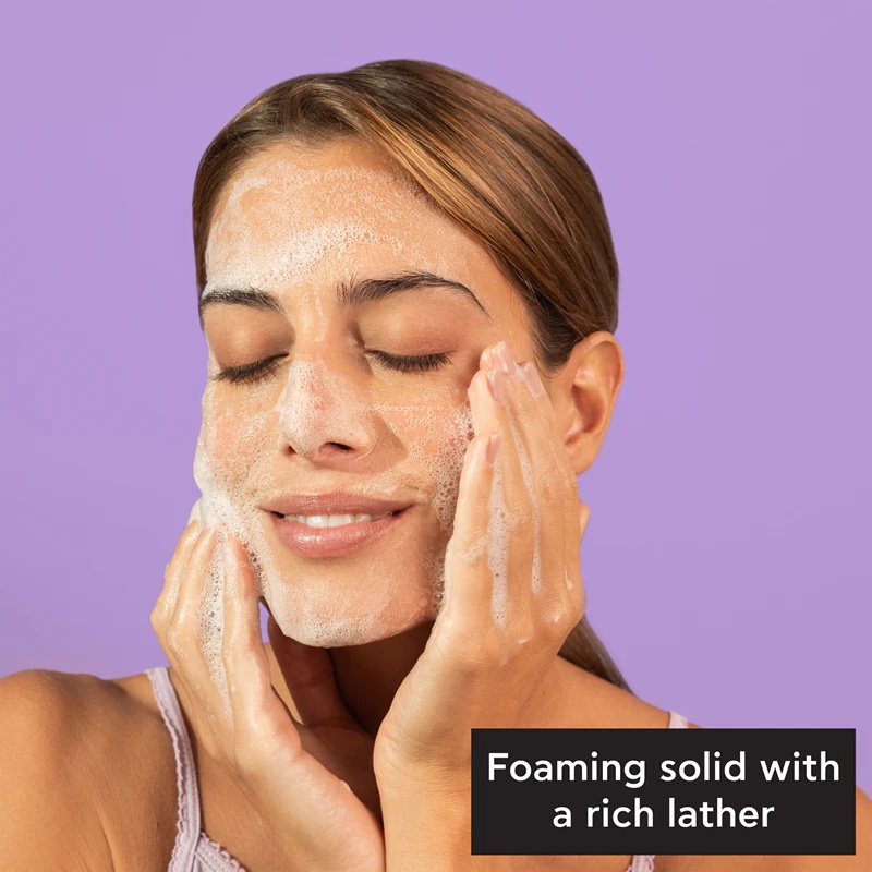„Apivita Cleansing Solid Foamy Cleanser“ yra drėkinamasis valomasis muilo gabaliukas.