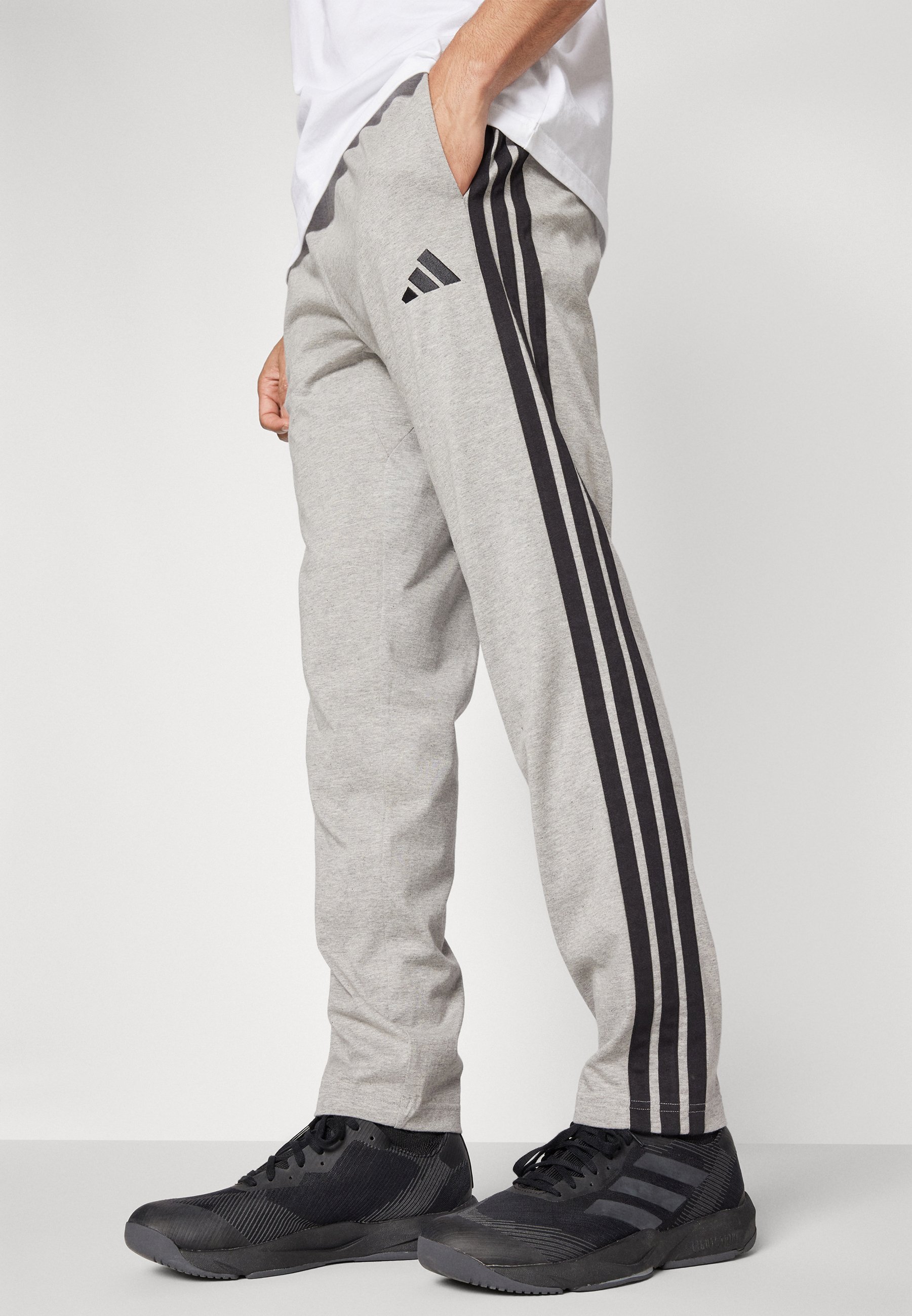 Adidas Sportswear ESSENTIAL THREE STRIPES SINGLE - Pantaloni della tuta - grigio medio mélange/nero