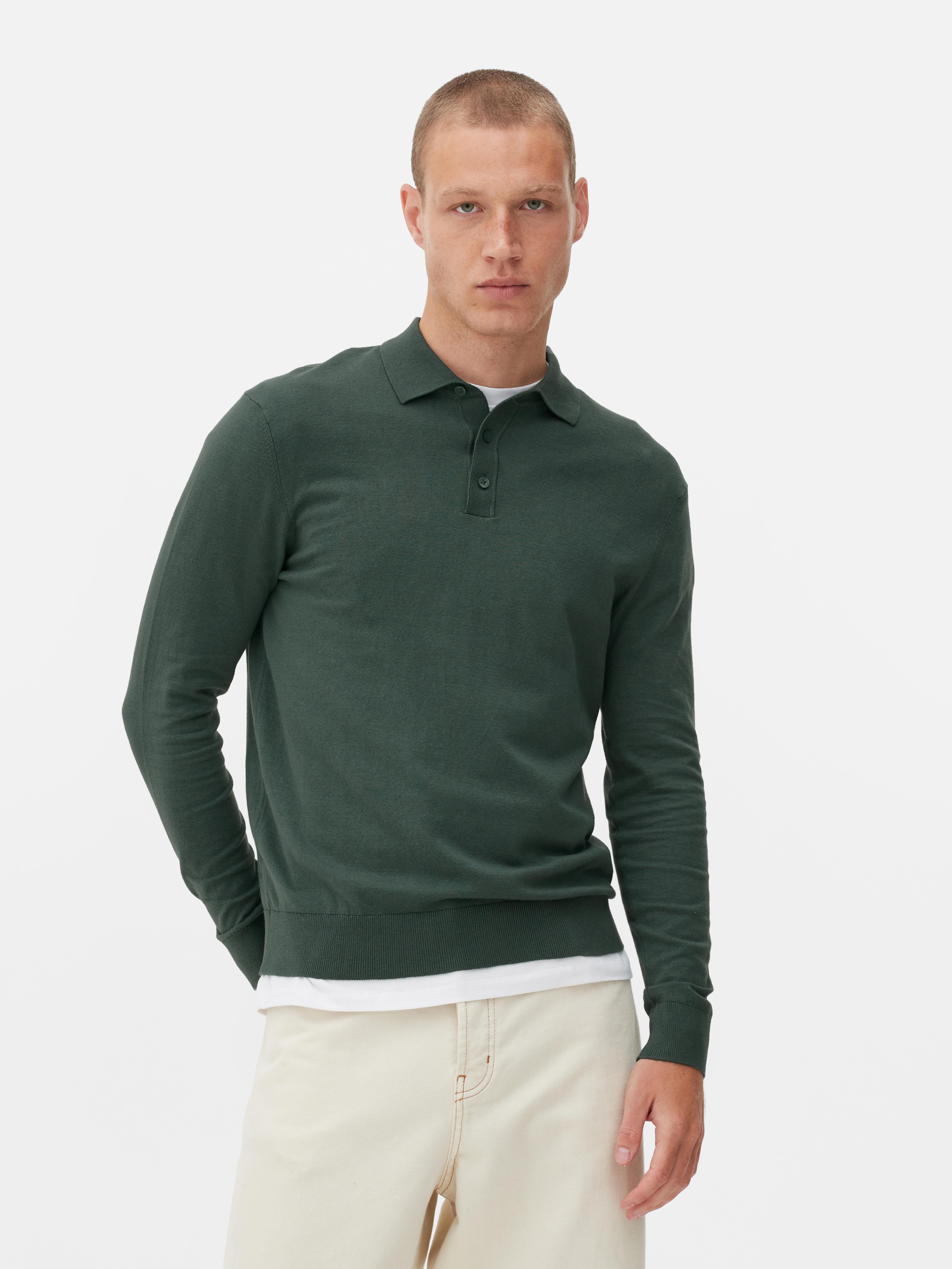 Pulover cu mânecă lungă. Acest tricou polo tricotat are guler, fentă cu nasturi și mâneci lungi.