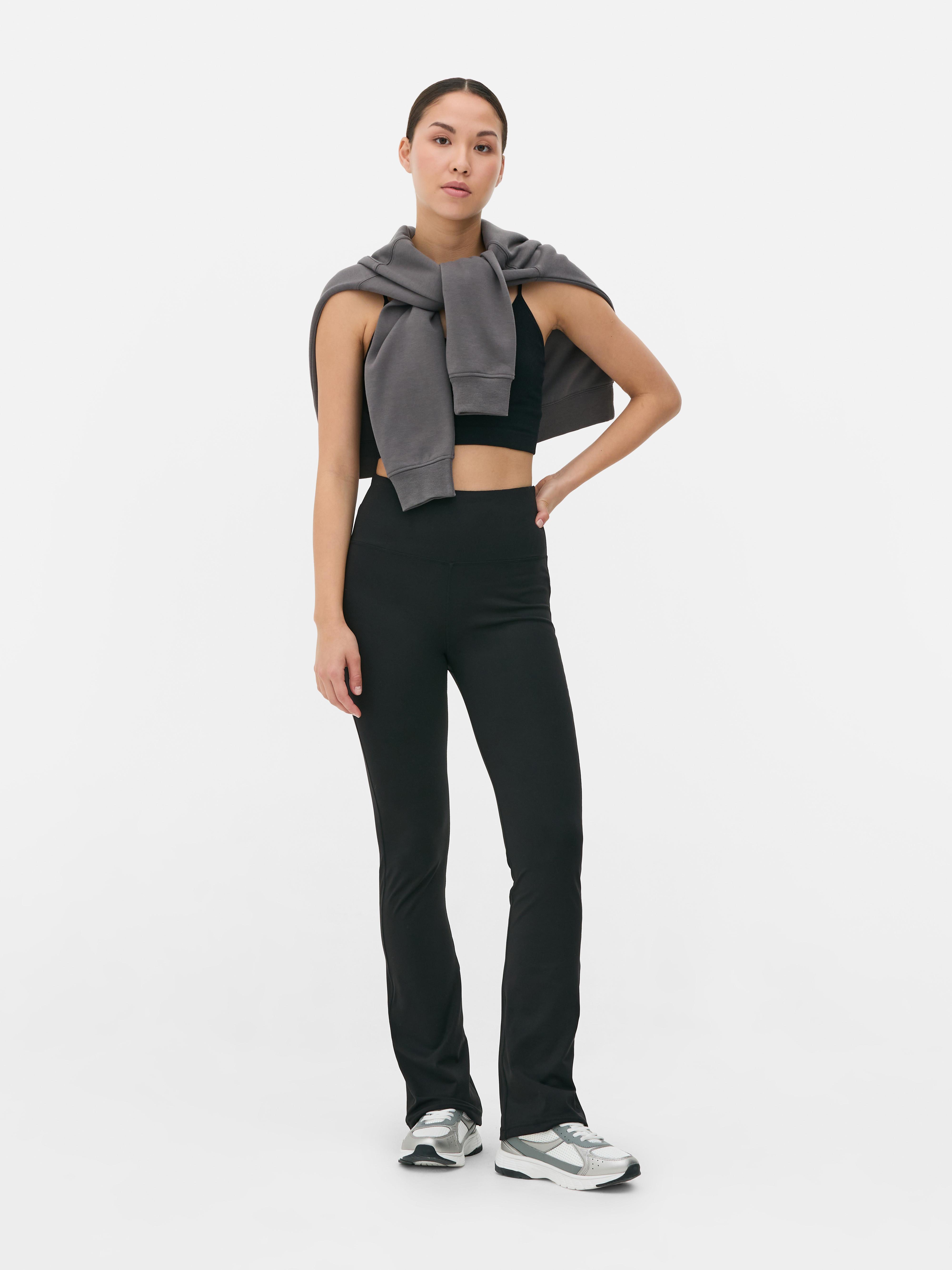 Colanți yoga evazați. Colanți cu talie elastică lată și talie evazată pe picioare pentru un look casual și sportiv.