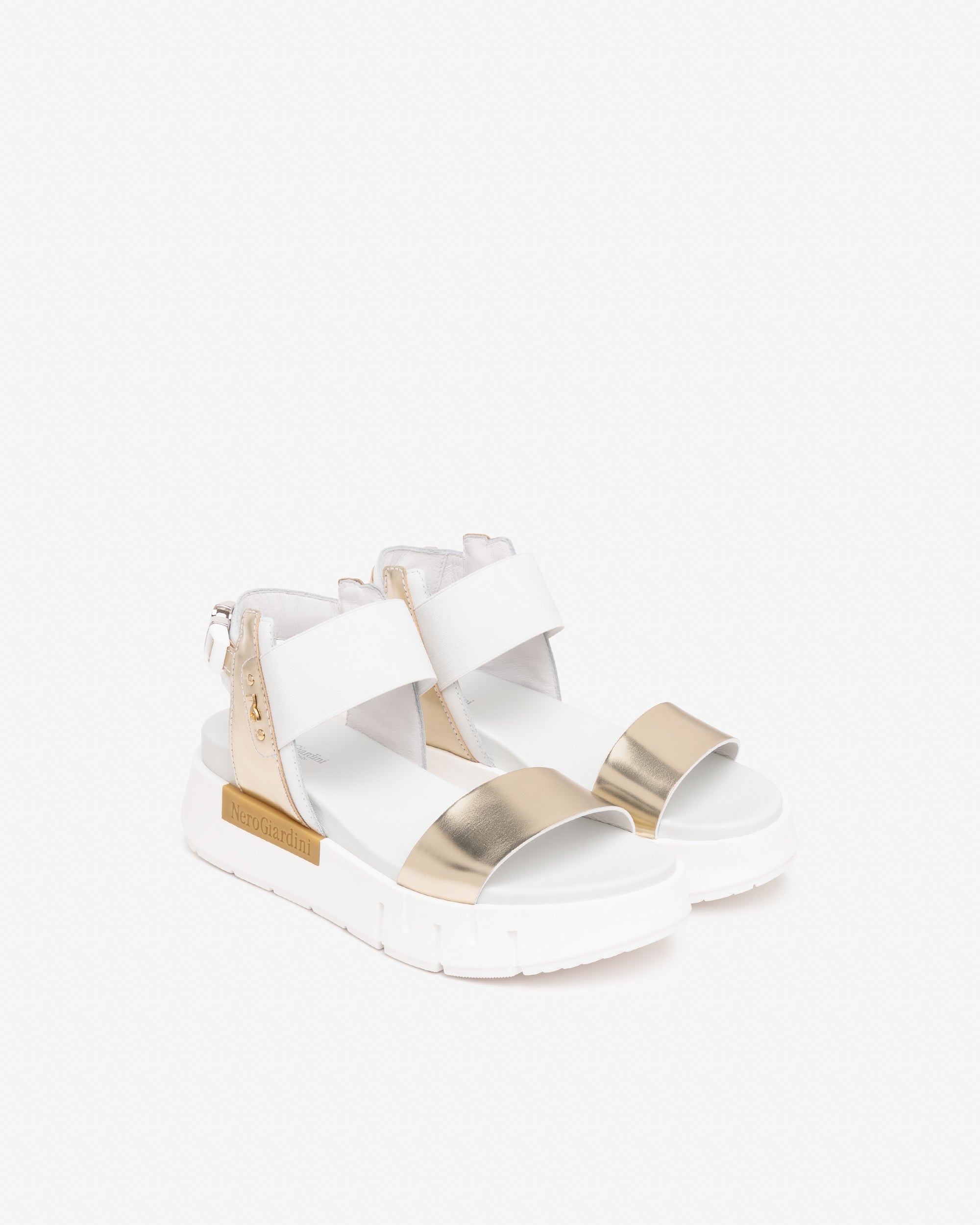  Damensandalen aus Leder und technischen Materialien
