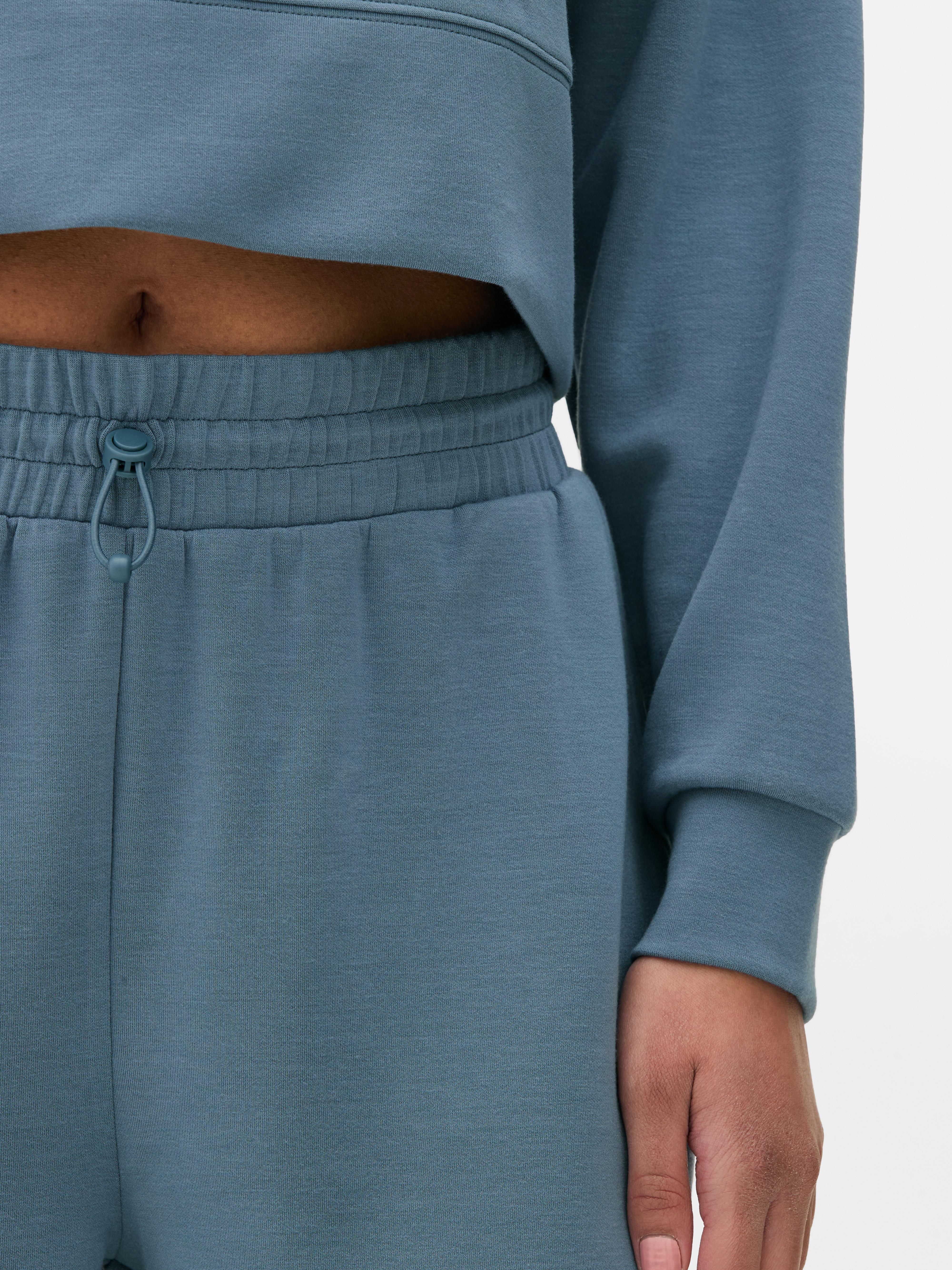 Pantaloni della tuta coordinati con coulisse in vita. Pantaloni morbidi con polsini alle caviglie, vita regolabile e tasche laterali.