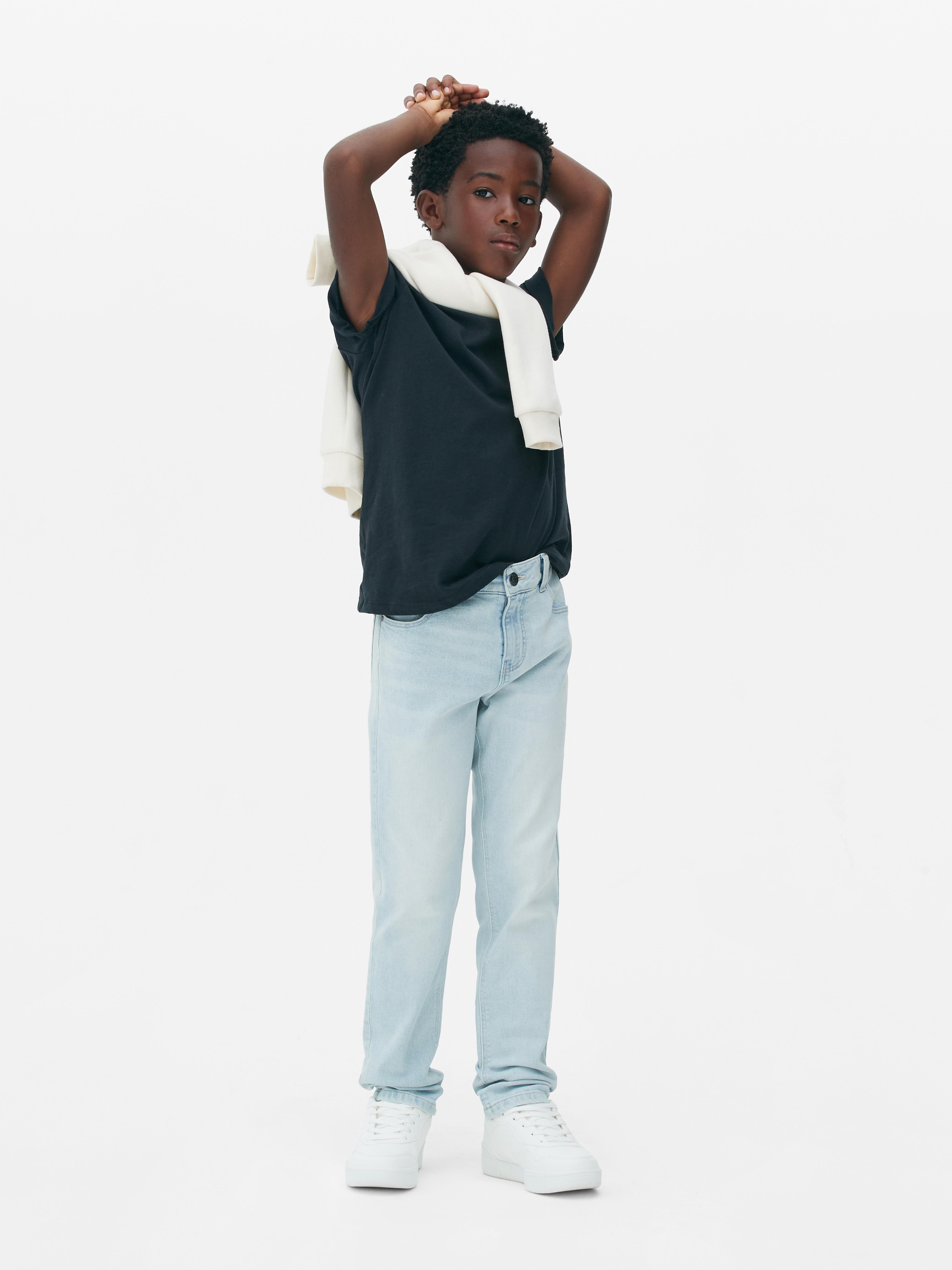 Blugi slim fit pentru băieți. Acești blugi slim fit cu găici pentru curea și nasturi dau colecției lor de blugi un plus.