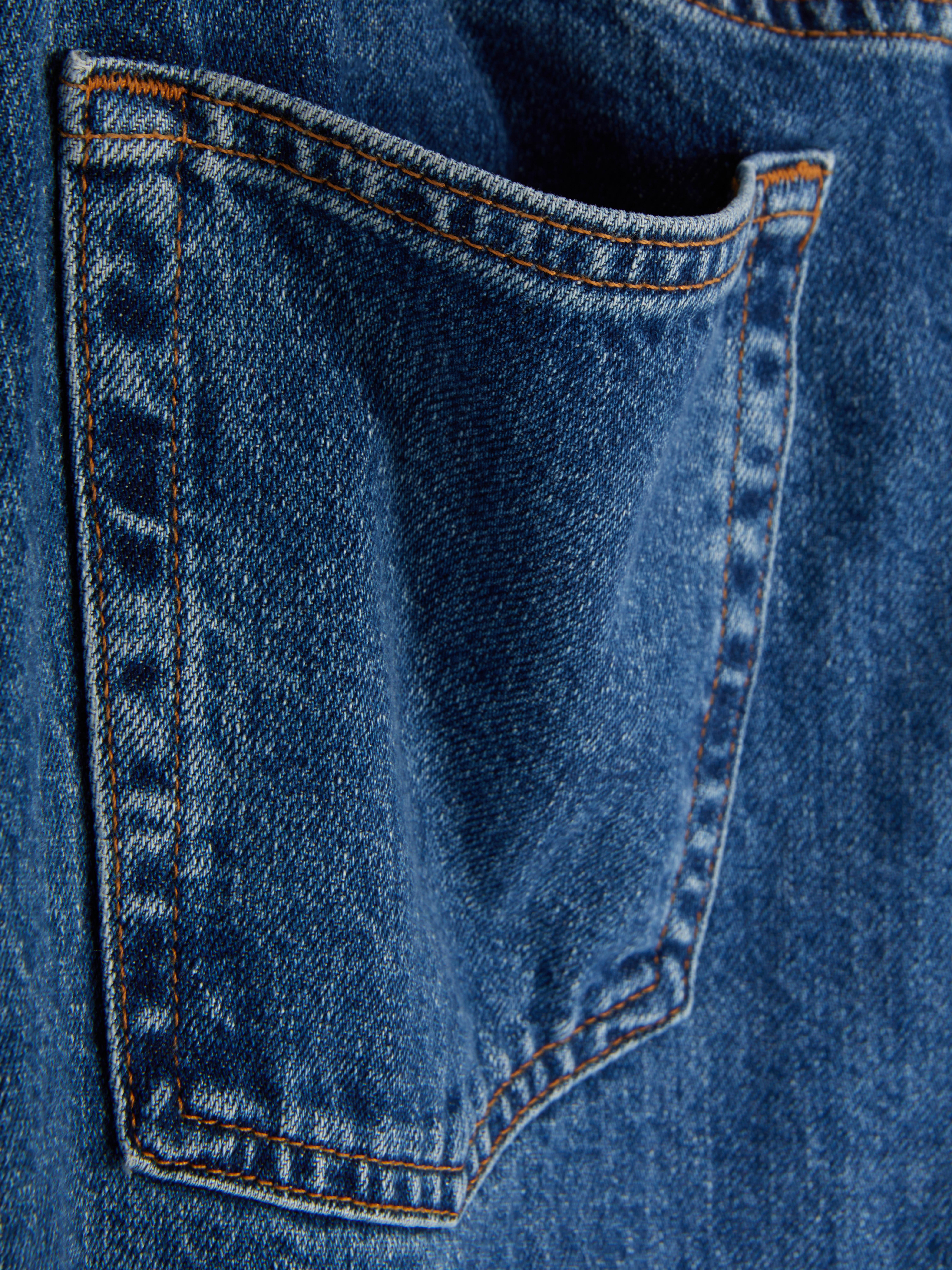 Blugi cu croială lată și curea cu inel D. Blugi din denim cu o siluetă lată și curea cu inel D.