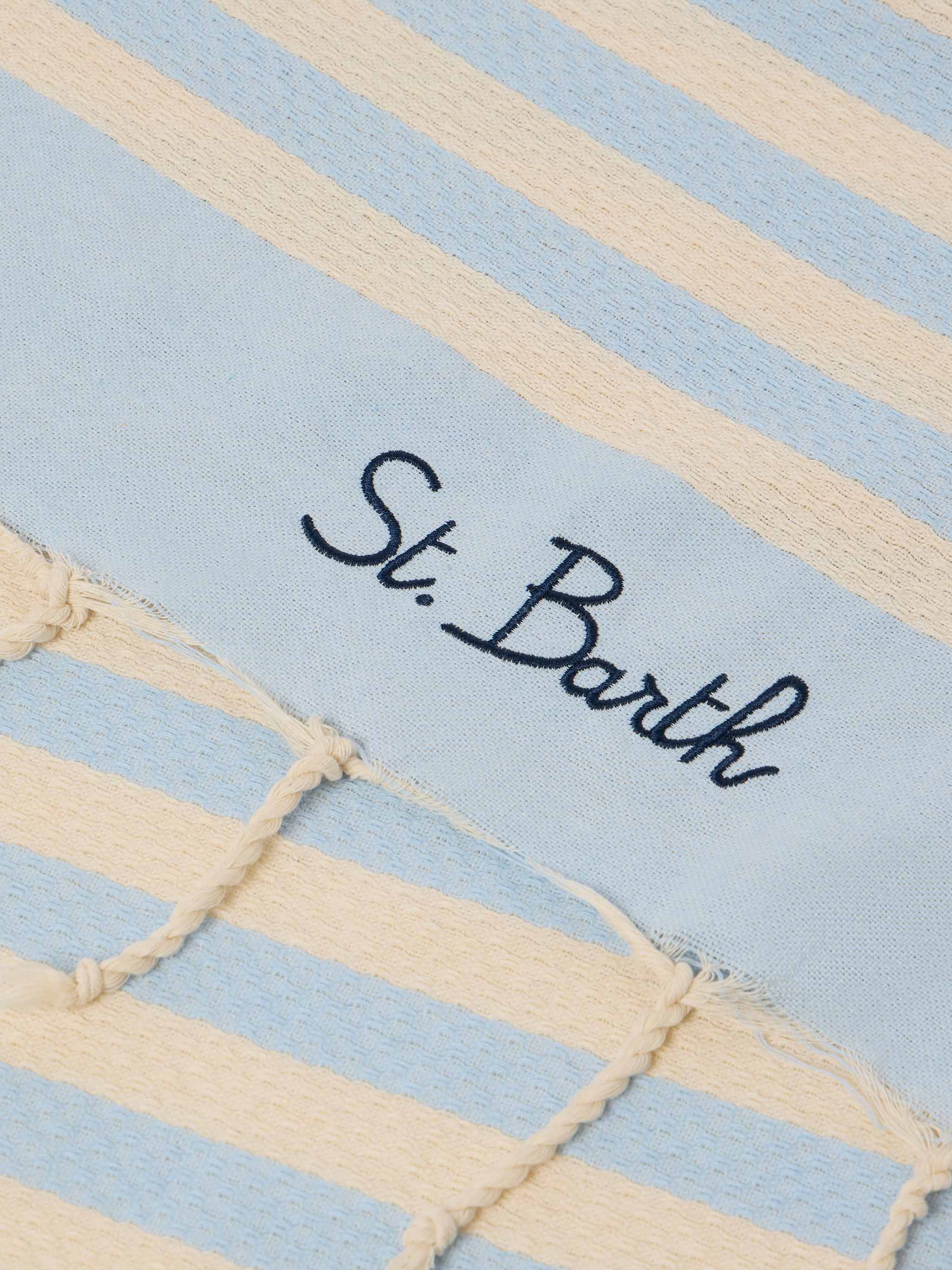 Fouta de plage de luxe en coton – Rayures bleu clair, séchage rapide, douce et absorbante avec ourlets à franges | MC2 Saint Barth