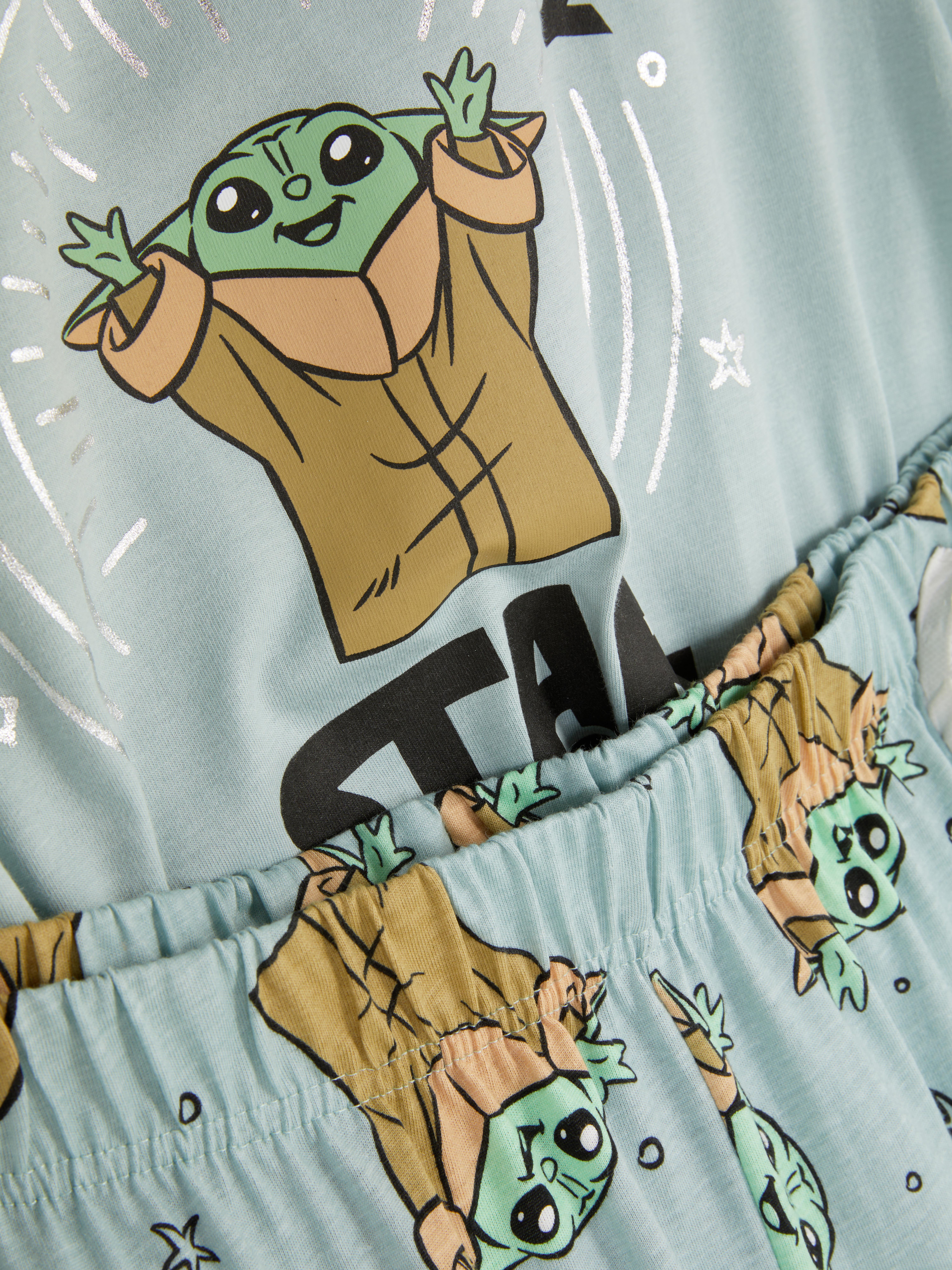 Star Wars Baby Yoda -pyjama-setti. Star Wars -pyjama, lyhythihainen t-paita ja collegehousut.