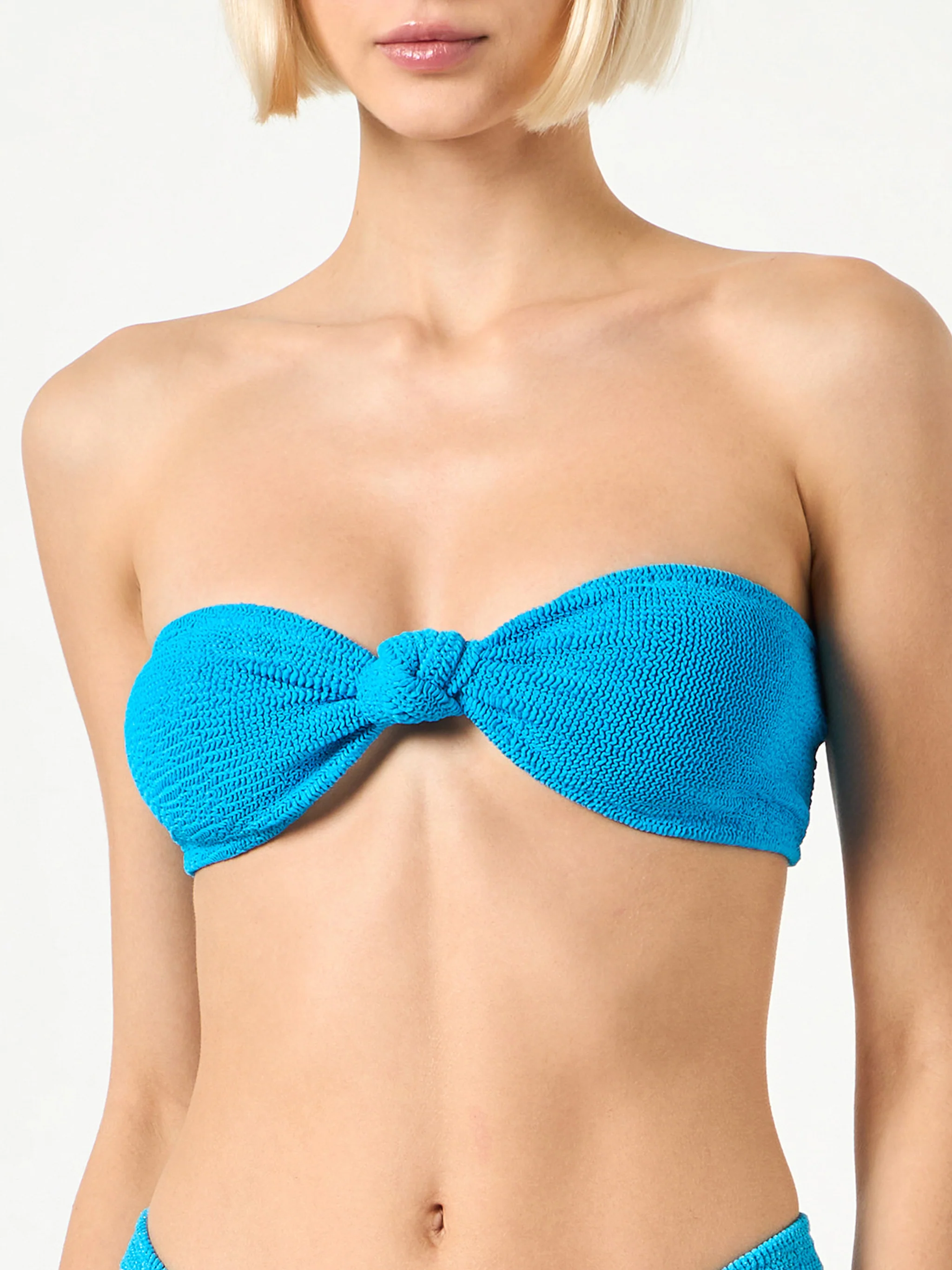 Top bandeau azul claro arrugado para mujer con nudo