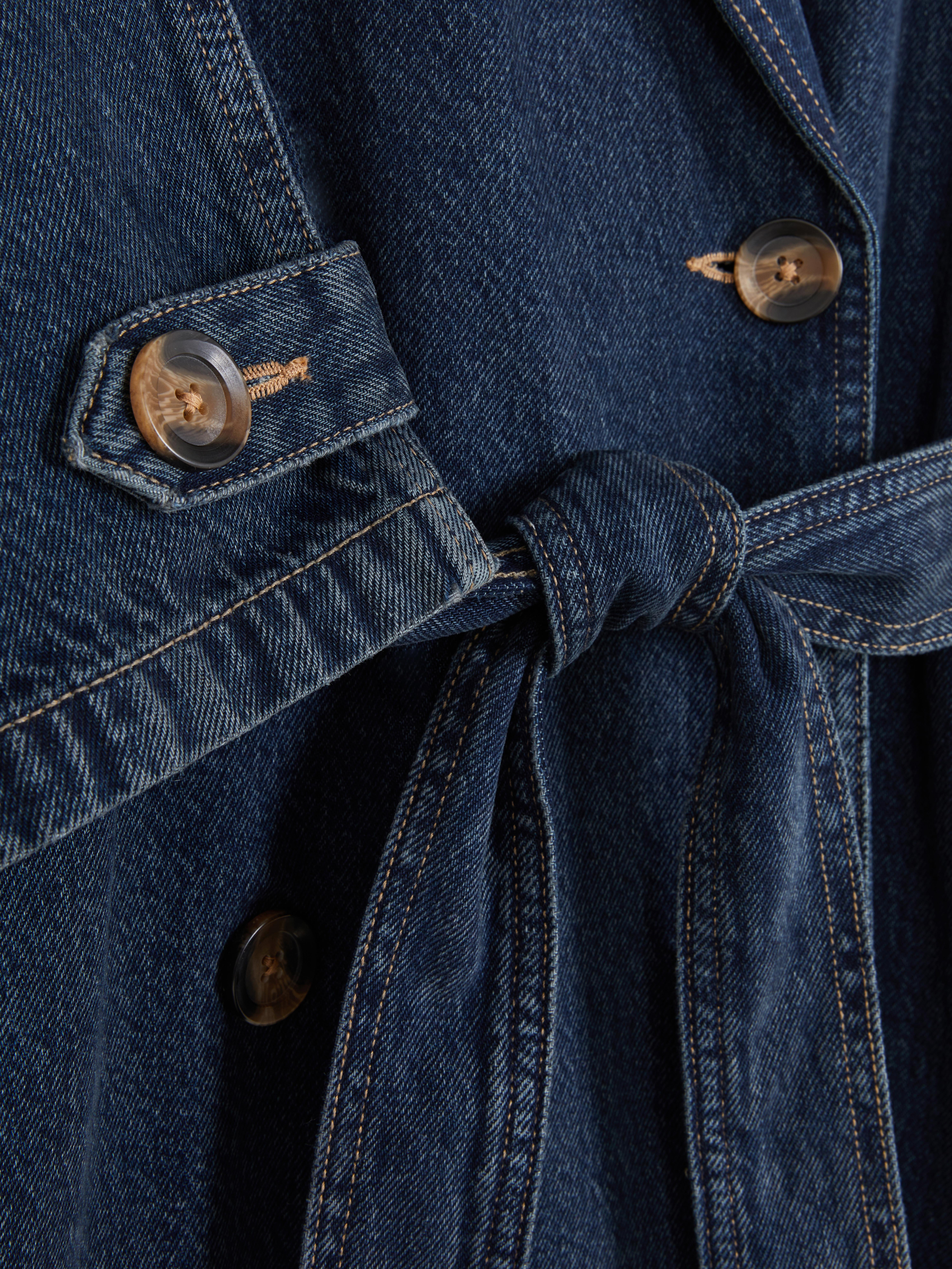 Trench maxi din denim. Acest trench maxi combină detalii clasice cu o notă modernă.