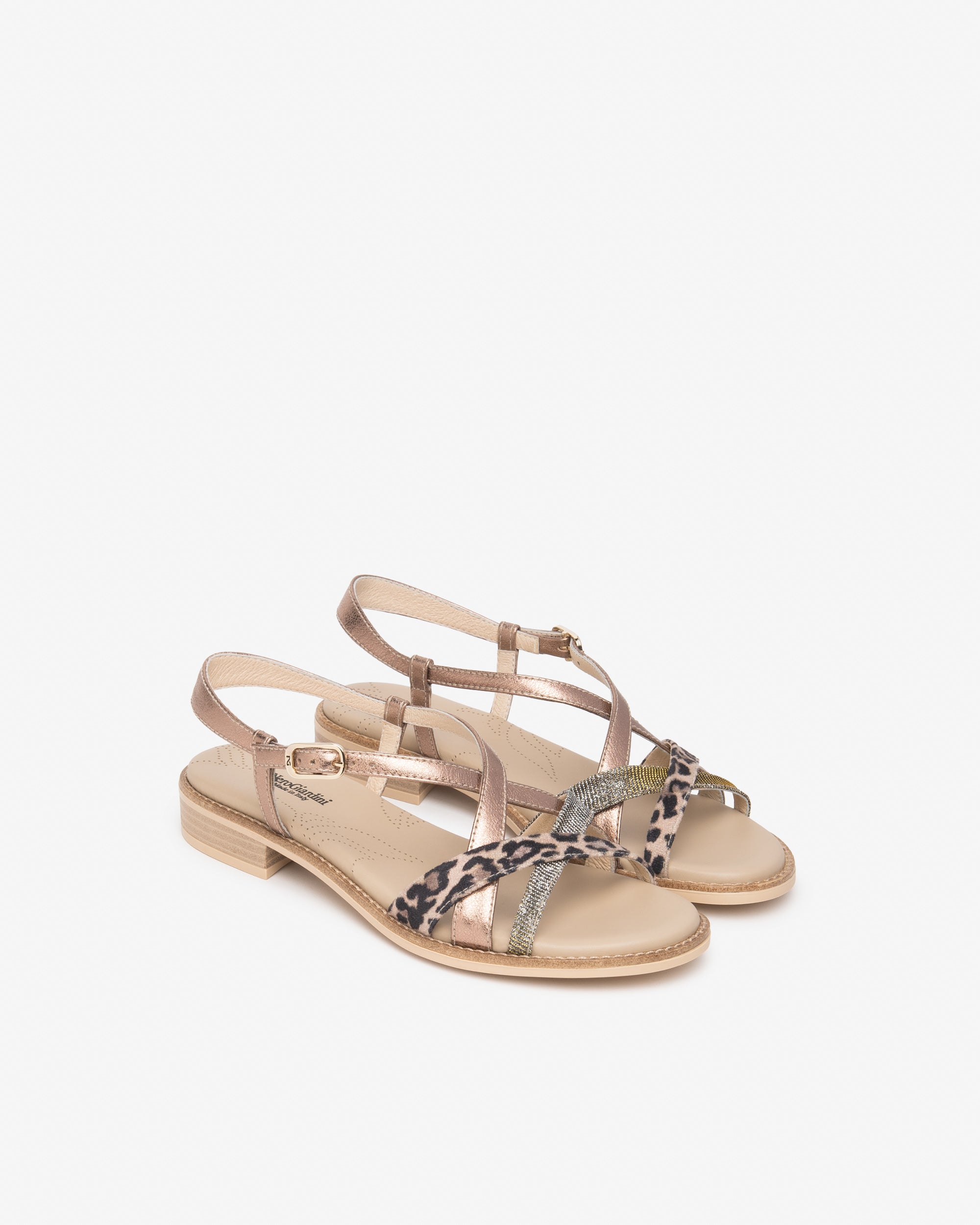  Damensandalen aus Leder und technischen Materialien