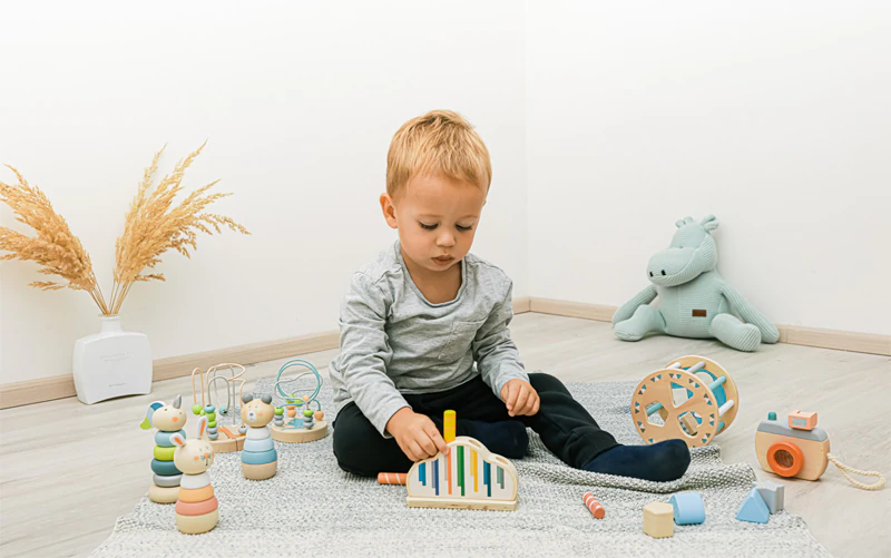 Brinquedo educativo de anéis de madeira Zopa em formato de pirâmide com animais.