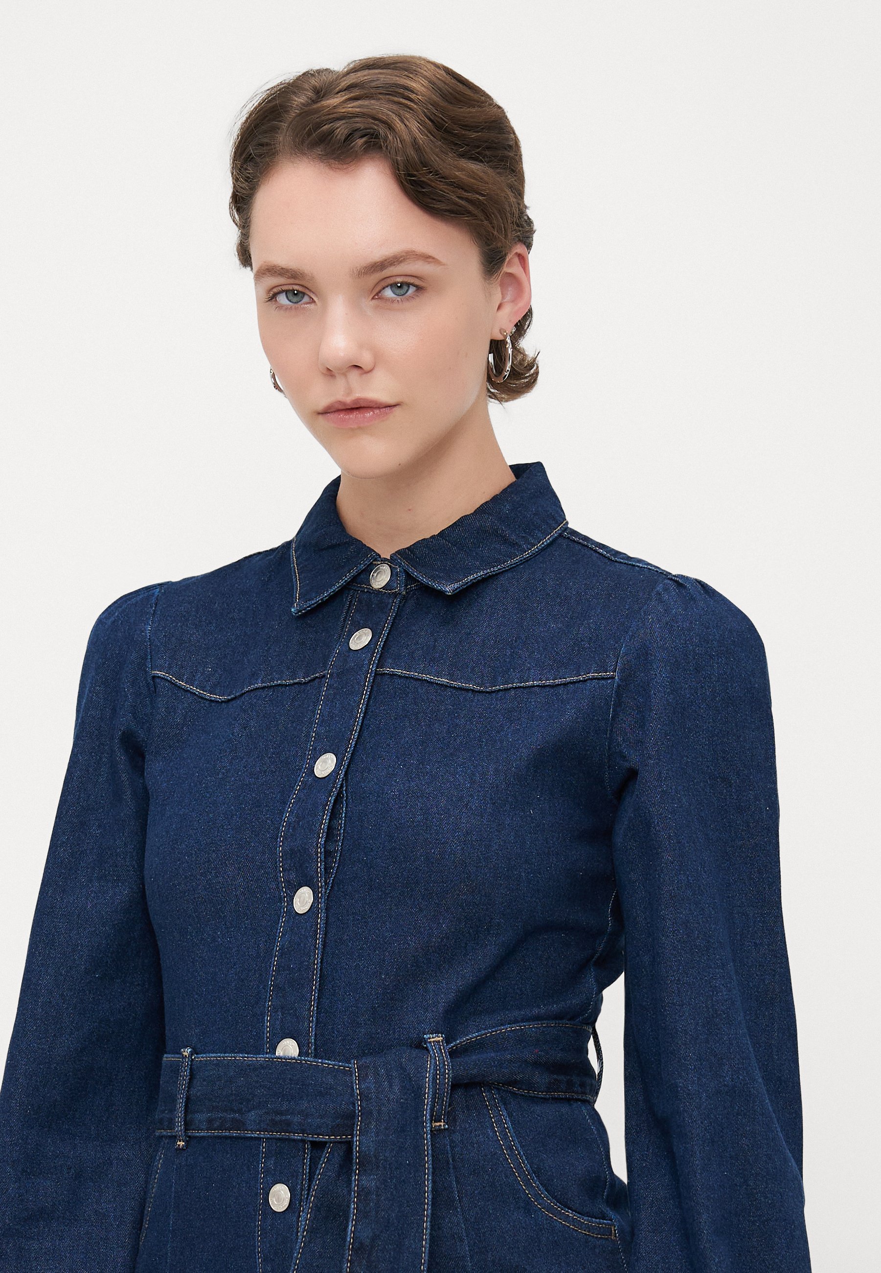 ONLY Tall ONLKETTY OBLEKA Z DOLGIM PASOM - Džínsova obleka - temno modra džins