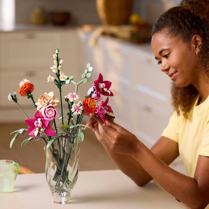 LEGO Botanique 10342 Le joli bouquet de fleurs roses - Set de construction pour adultes