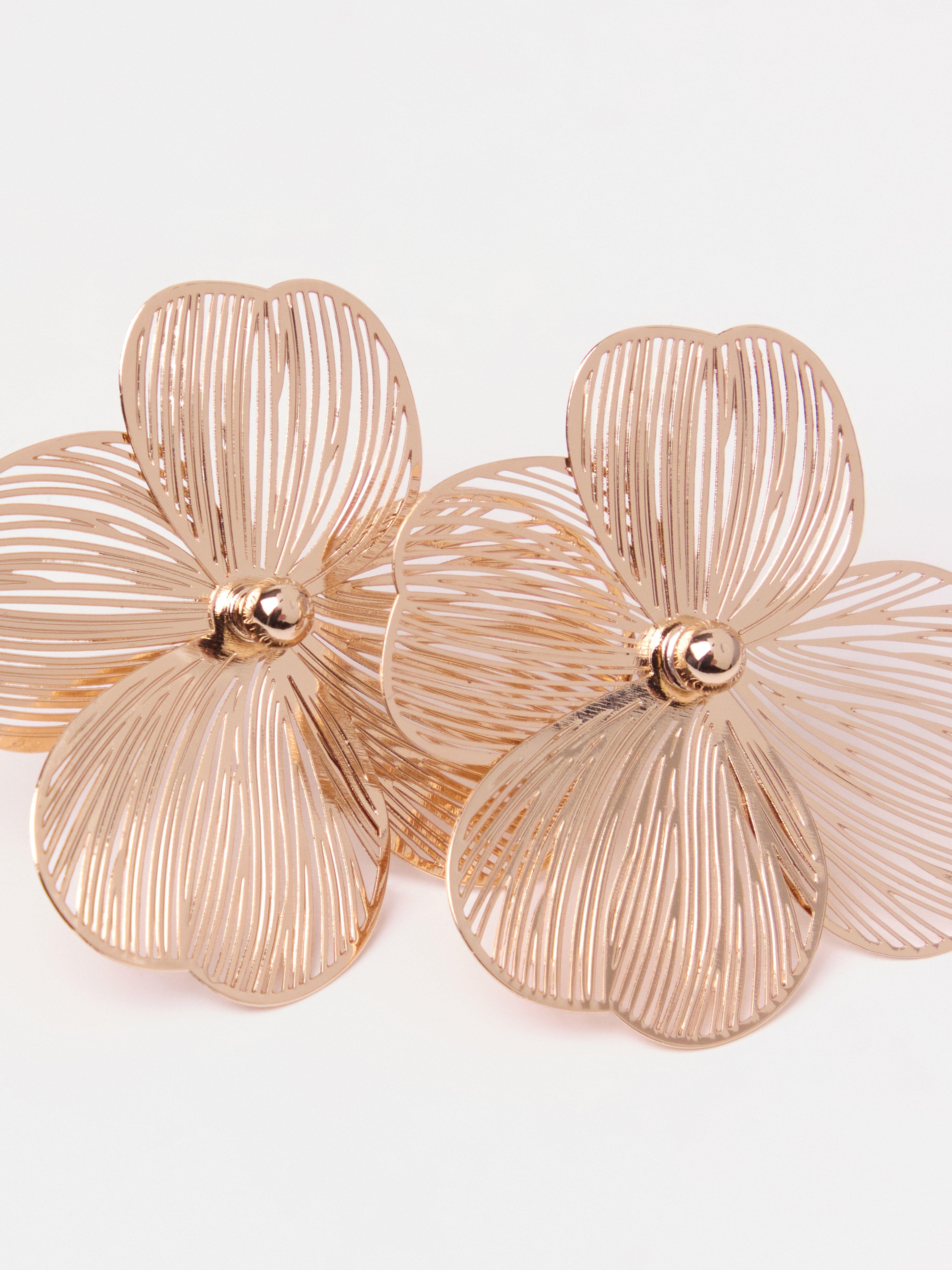 Brincos com flores em ouro