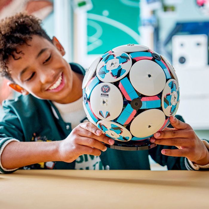LEGO Editions 43019 Le Ballon de Foot - Jouet de Construction dès 10 ans - Cadeau Sportif