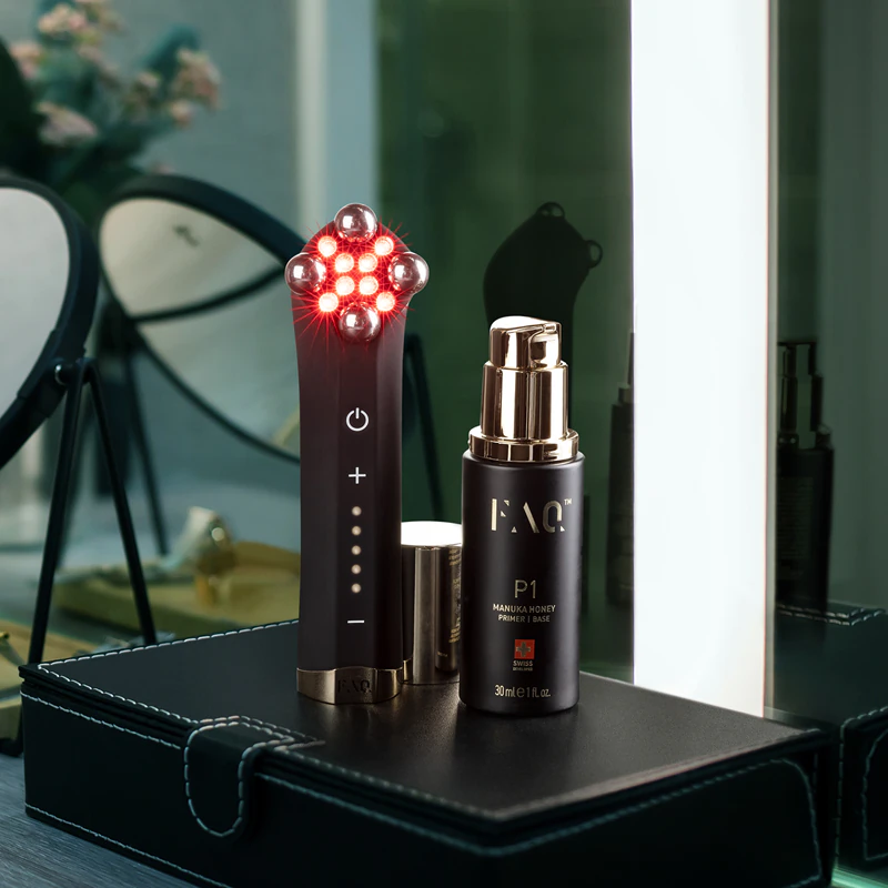FOREO FAQ™ 402 Dispositivo de Tonificação por Microcorrente Dupla com Luz LED Vermelha