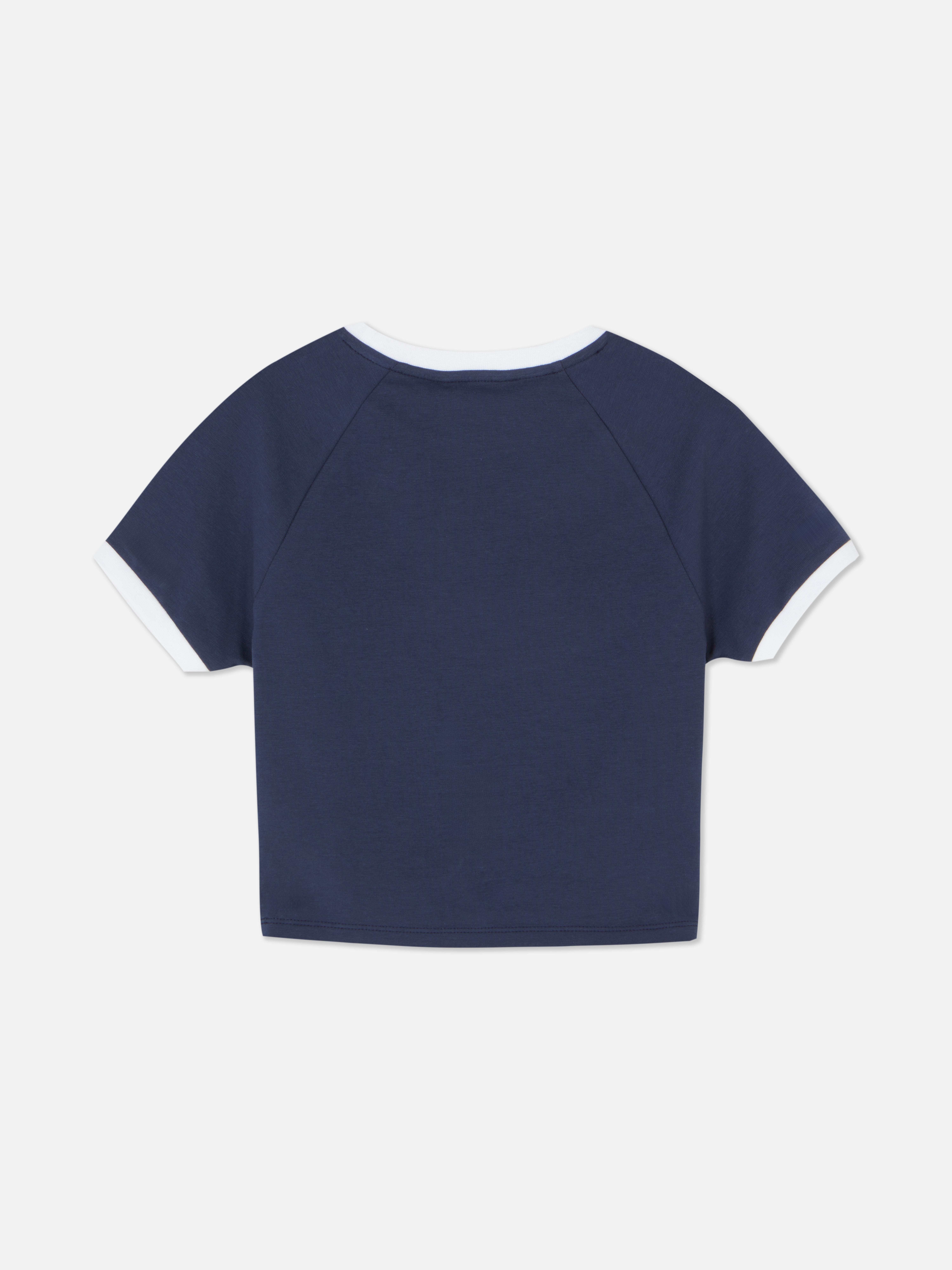 T-Shirt mit kontrastierender Paspelierung und Baseball-Print. Ein kurzärmeliges T-Shirt mit Baseball-Print auf der Vorderseite.